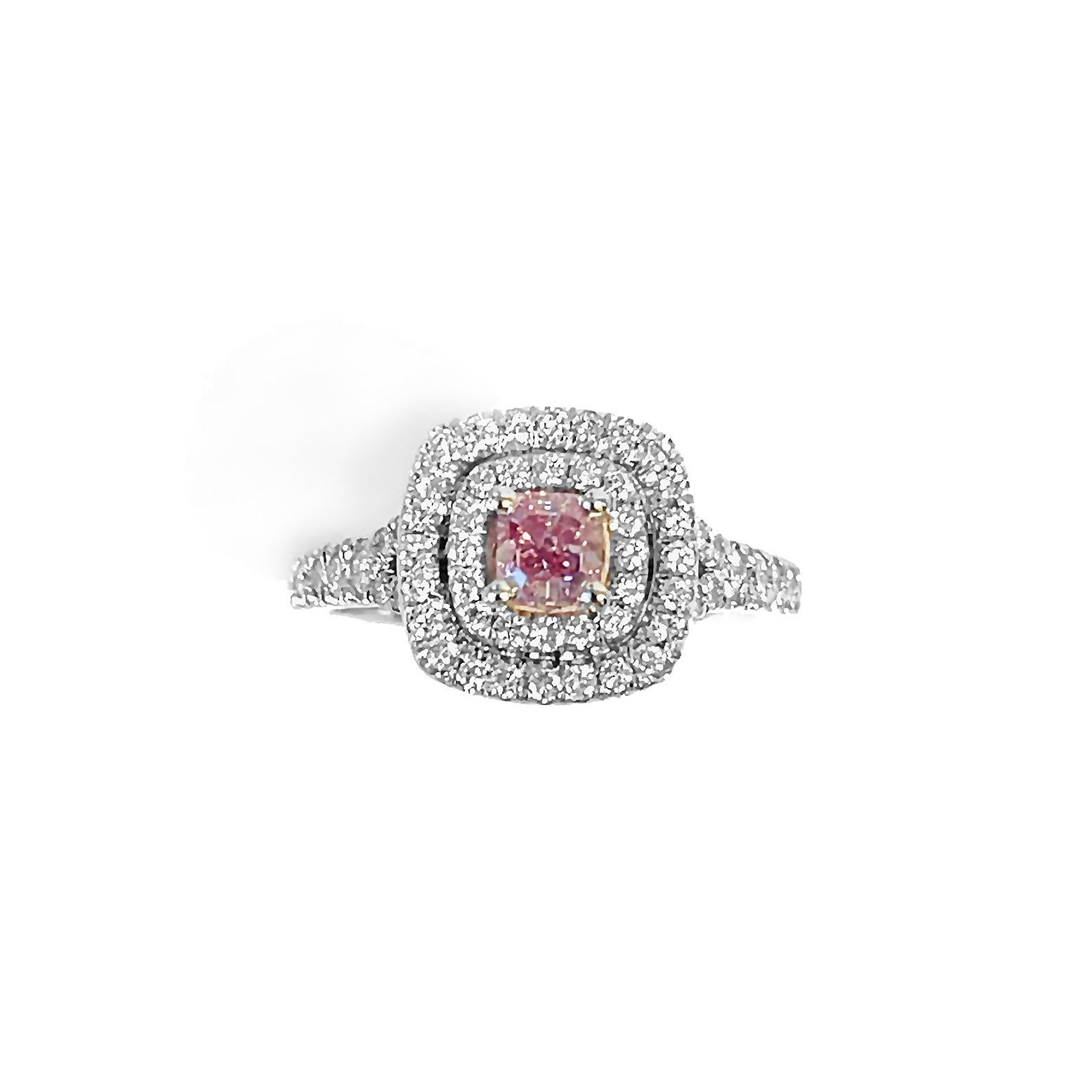 Cette exquise bague en diamant rose intense capture la féminité et la sophistication intemporelles. La pièce centrale présente un diamant rose naturel de 0,50 carat de taille rectangulaire ronde (radiant), certifié par le GIA avec un grade de