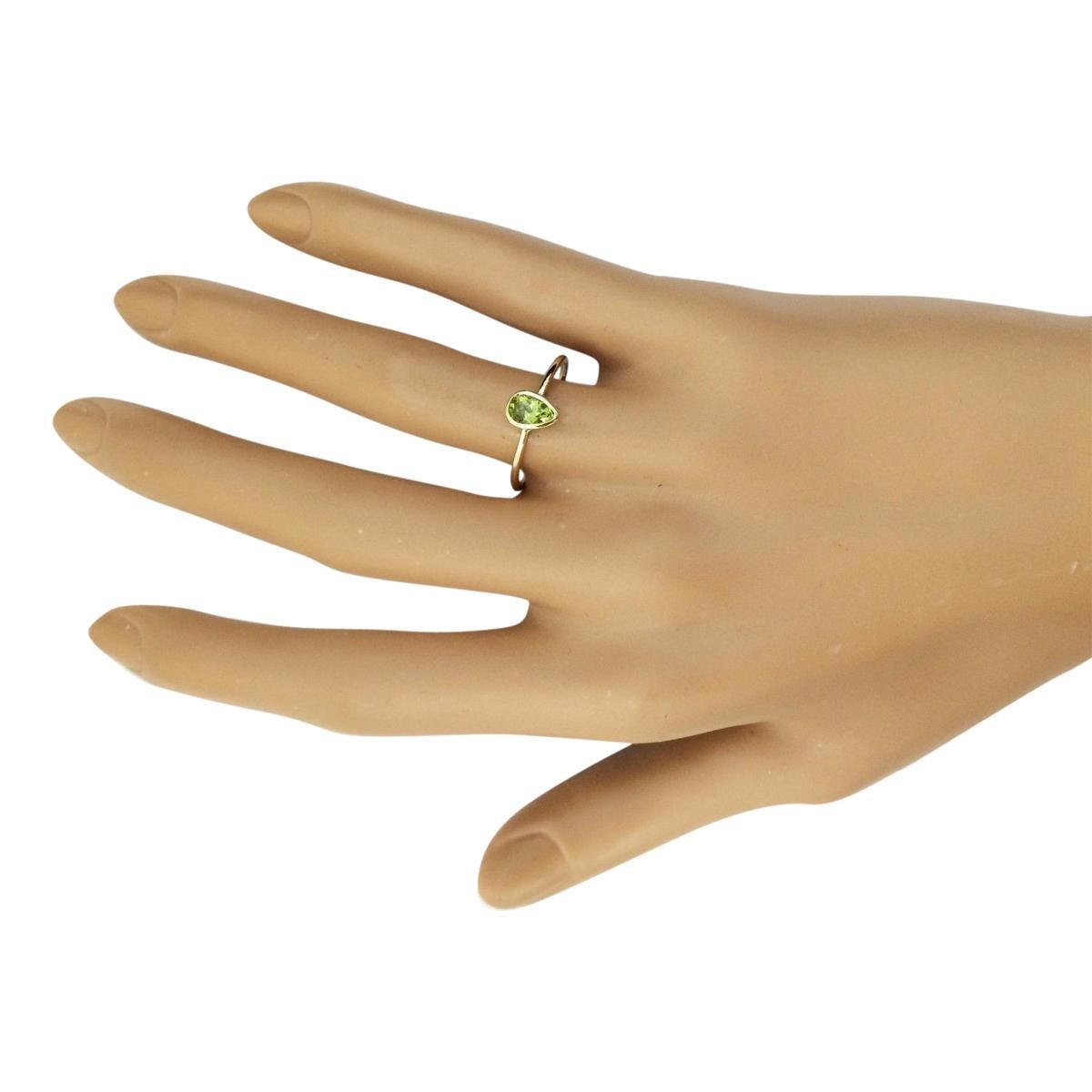 0.50 Carat Natural Peridot 14 Karat Yellow Gold Ring In New Condition For Sale In Los Angeles, CA