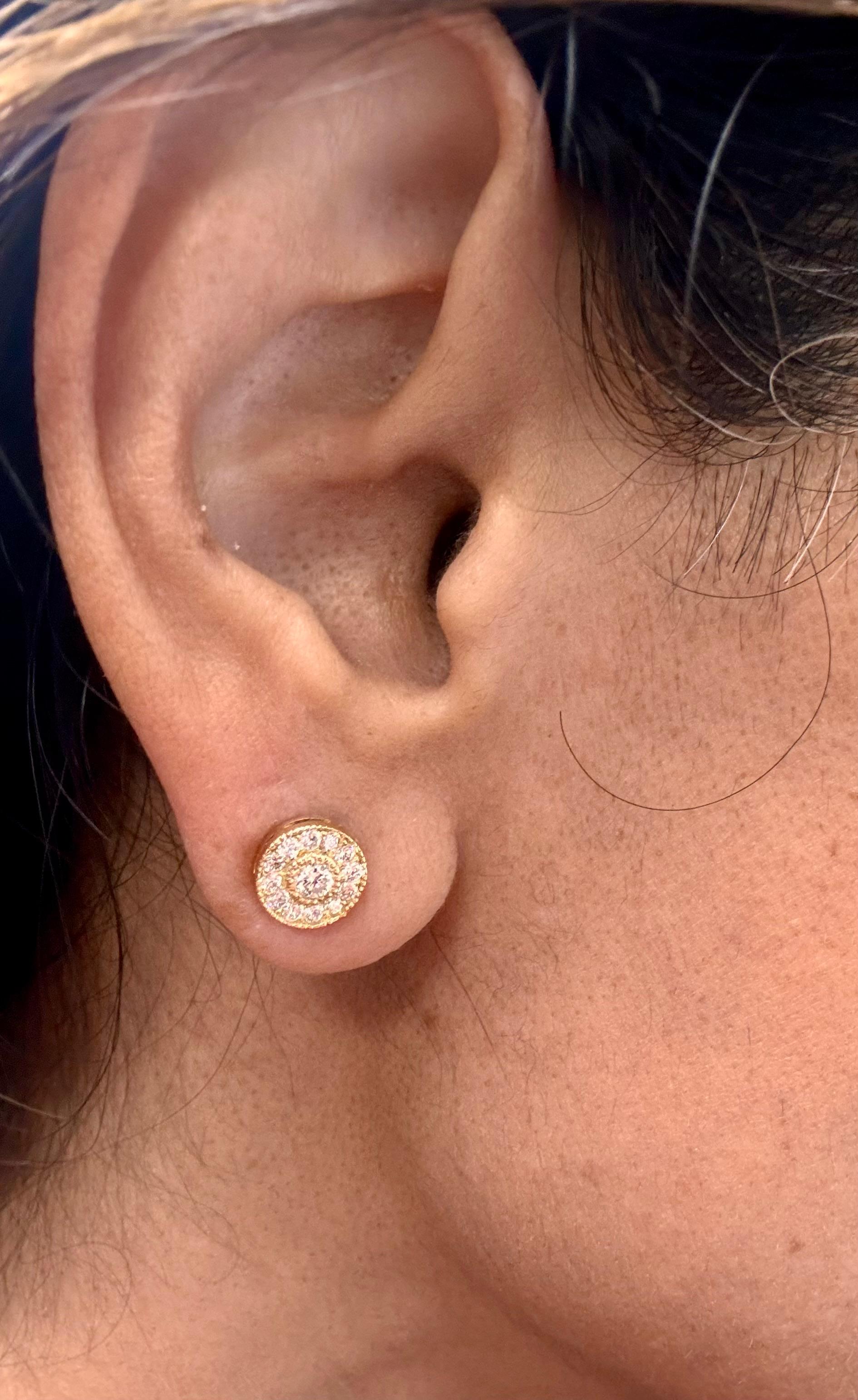 Boucles d'oreilles en or jaune avec diamant naturel de 0,50 carat à taille ronde en vente 1