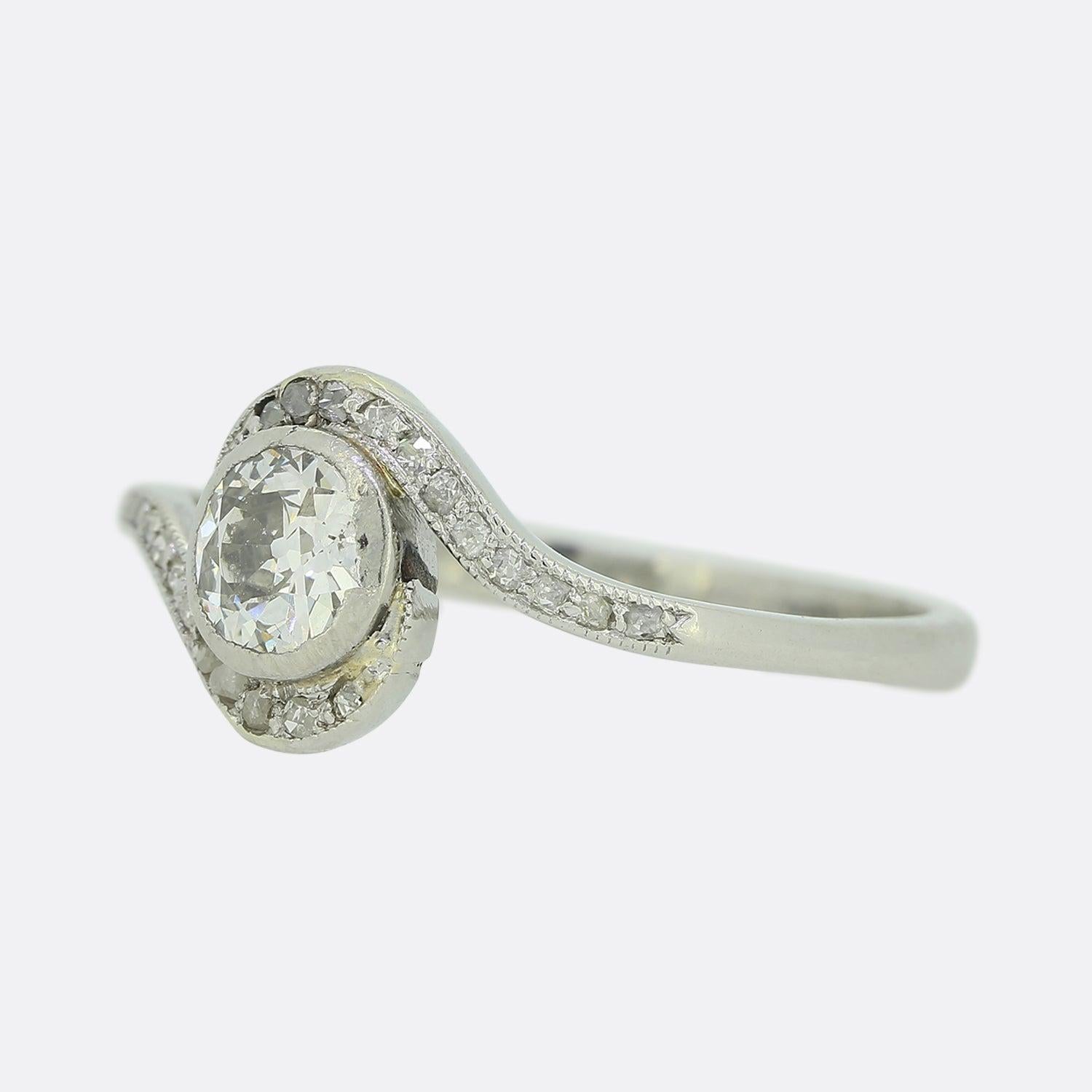 Se trata de un anillo giratorio solitario de diamantes Art Déco. El anillo tiene un diamante central de talla antigua engastado en una montura de platino de estilo giratorio con hombros engastados con diamantes. 

Estado: Usado (Muy bueno)
Peso: 2.9