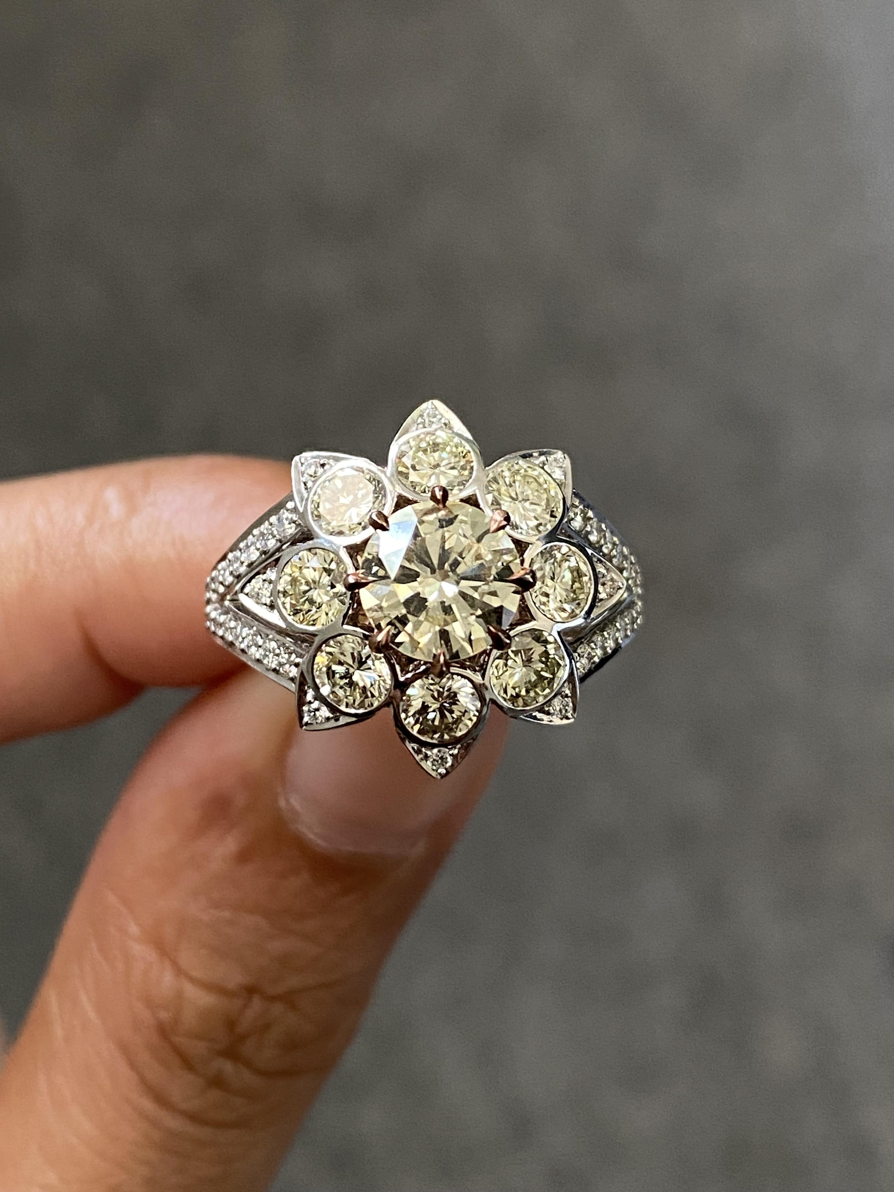 Bague en or blanc 18 carats avec diamant jaune taille ovale de 2,89 carats en vente 4