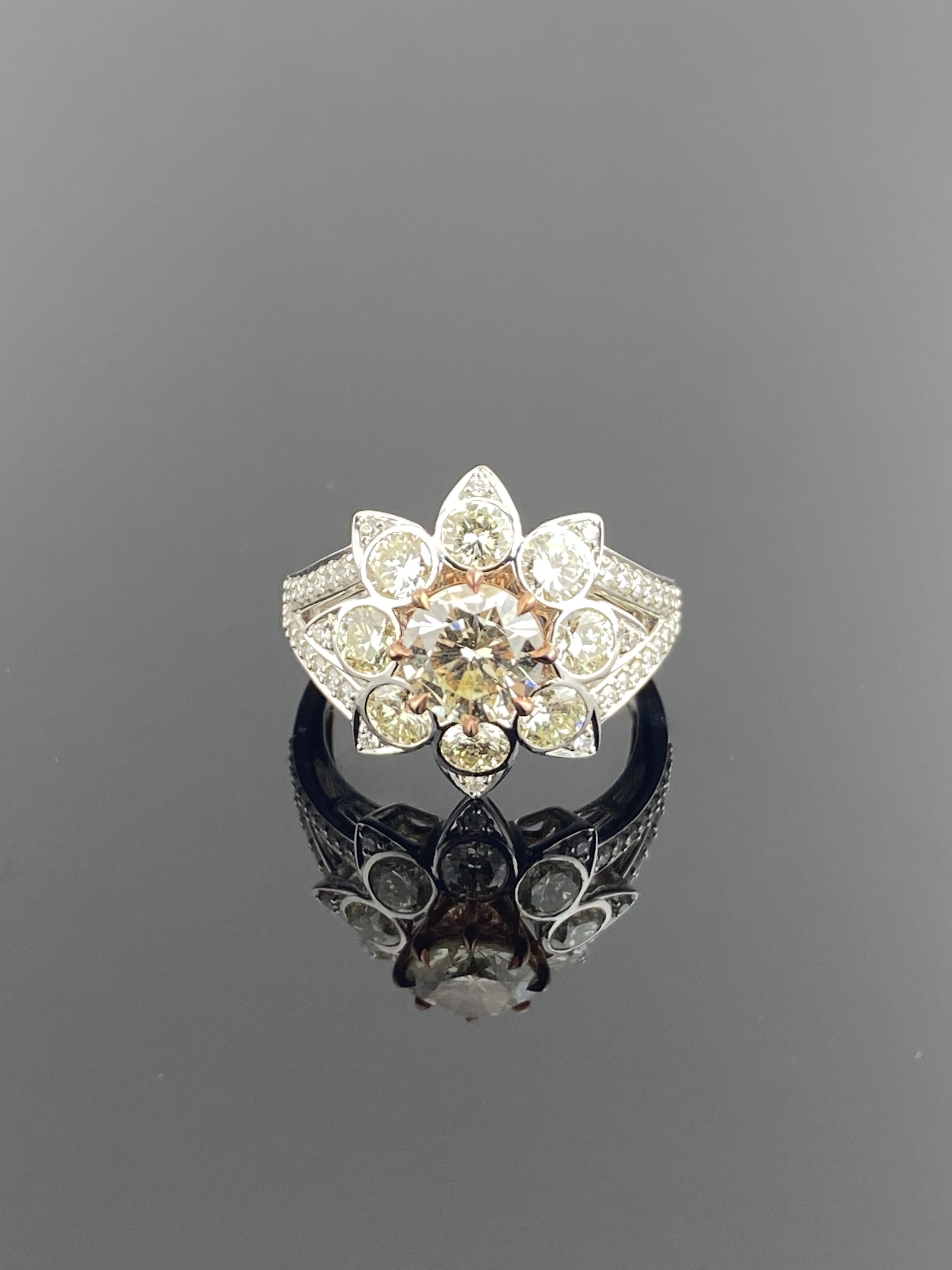 Fabriquée en or blanc 18 carats, cette élégante bague présente un poids total de diamants estimé à 2,89 carats. En son centre se trouve un superbe diamant blanc rond de 1 carat de pureté SI1 et de couleur H, magnifiquement mis en valeur par des