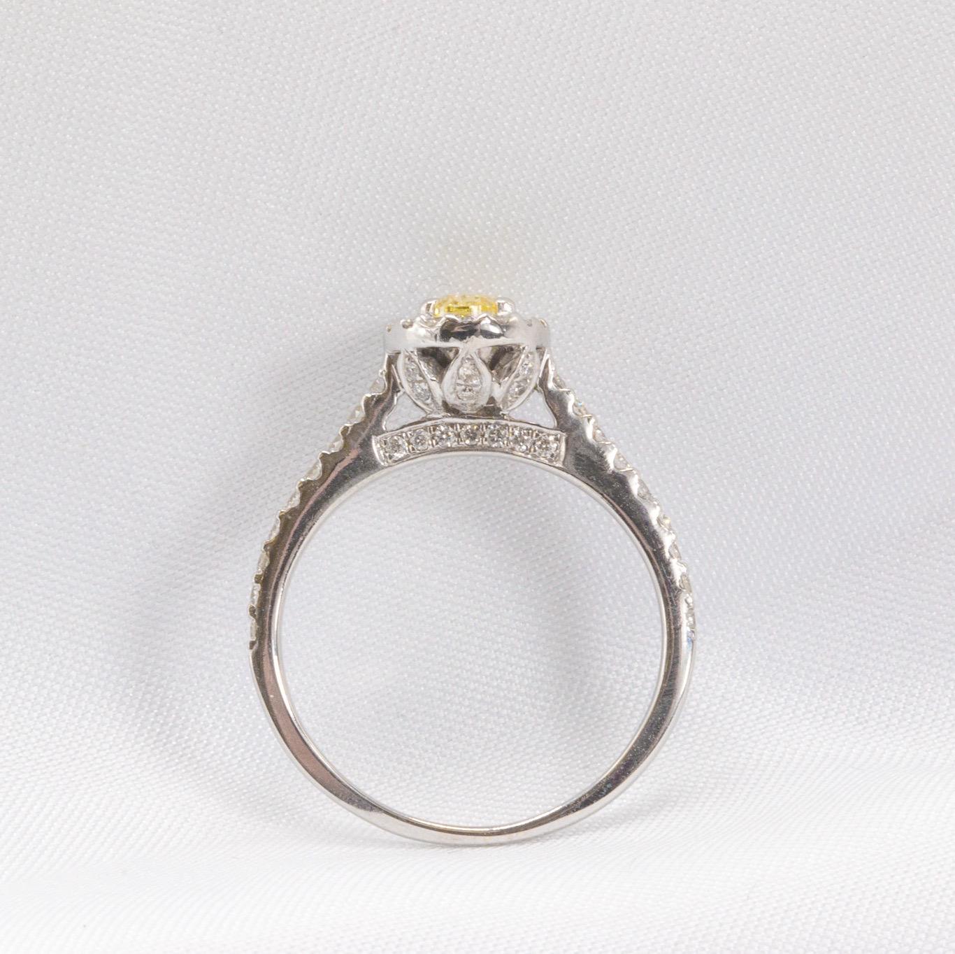 0.50 Carat Oval Cut Yellow Diamond in 18k White Gold Ring In Good Condition For Sale In Houston, TX