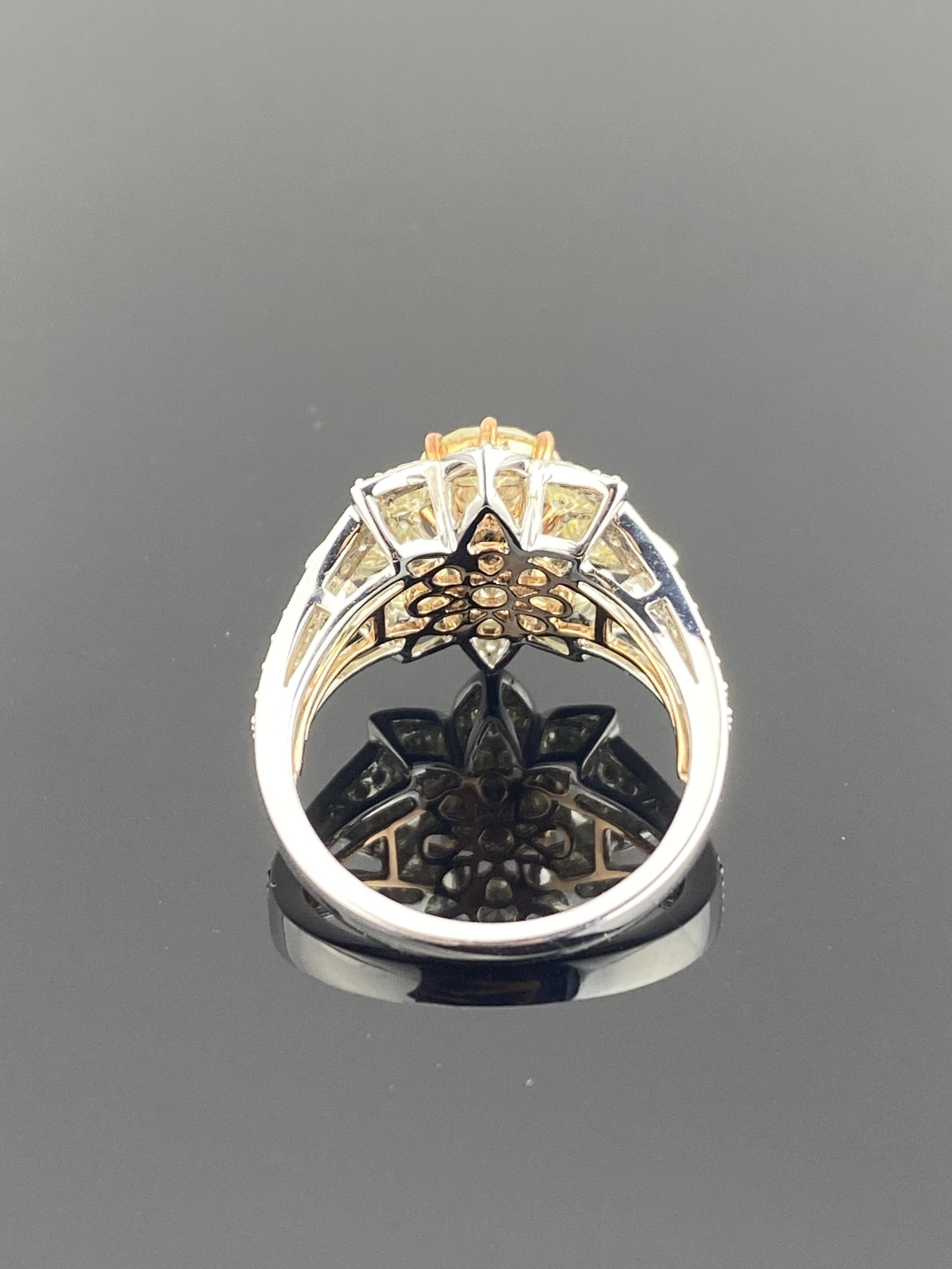 Taille ronde Bague en or blanc 18 carats avec diamant jaune taille ovale de 2,89 carats en vente