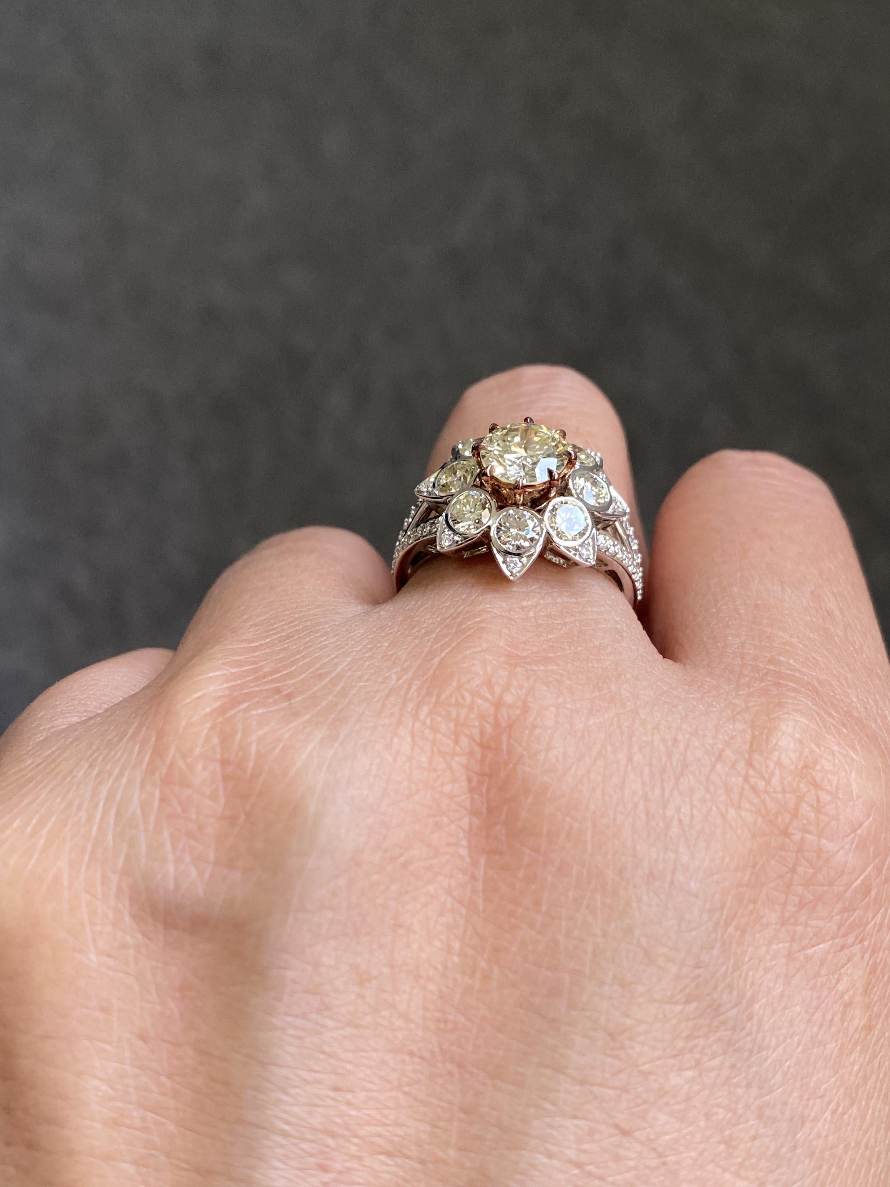 Bague en or blanc 18 carats avec diamant jaune taille ovale de 2,89 carats Neuf - En vente à Bangkok, Thailand
