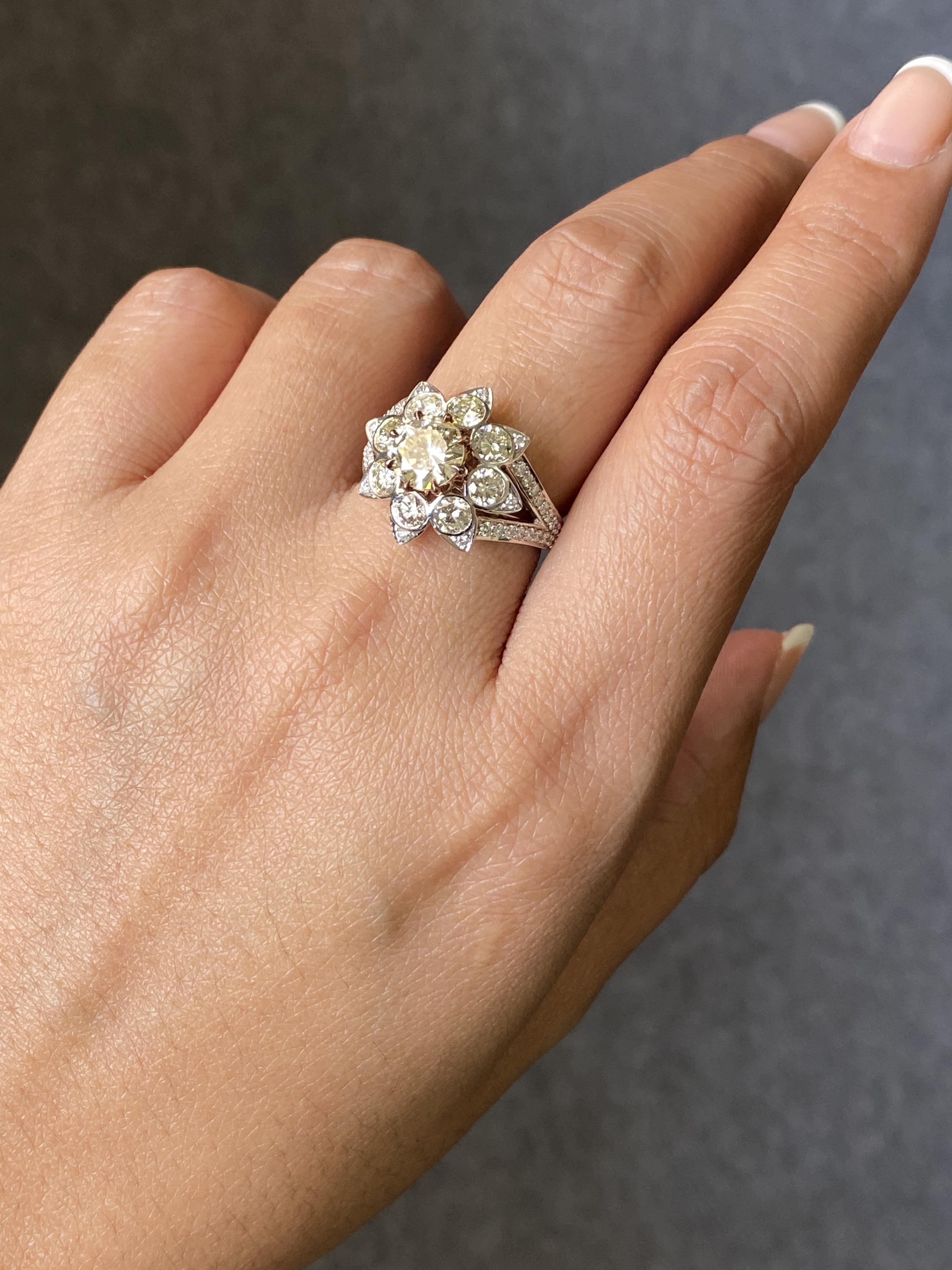 Bague en or blanc 18 carats avec diamant jaune taille ovale de 2,89 carats Pour femmes en vente