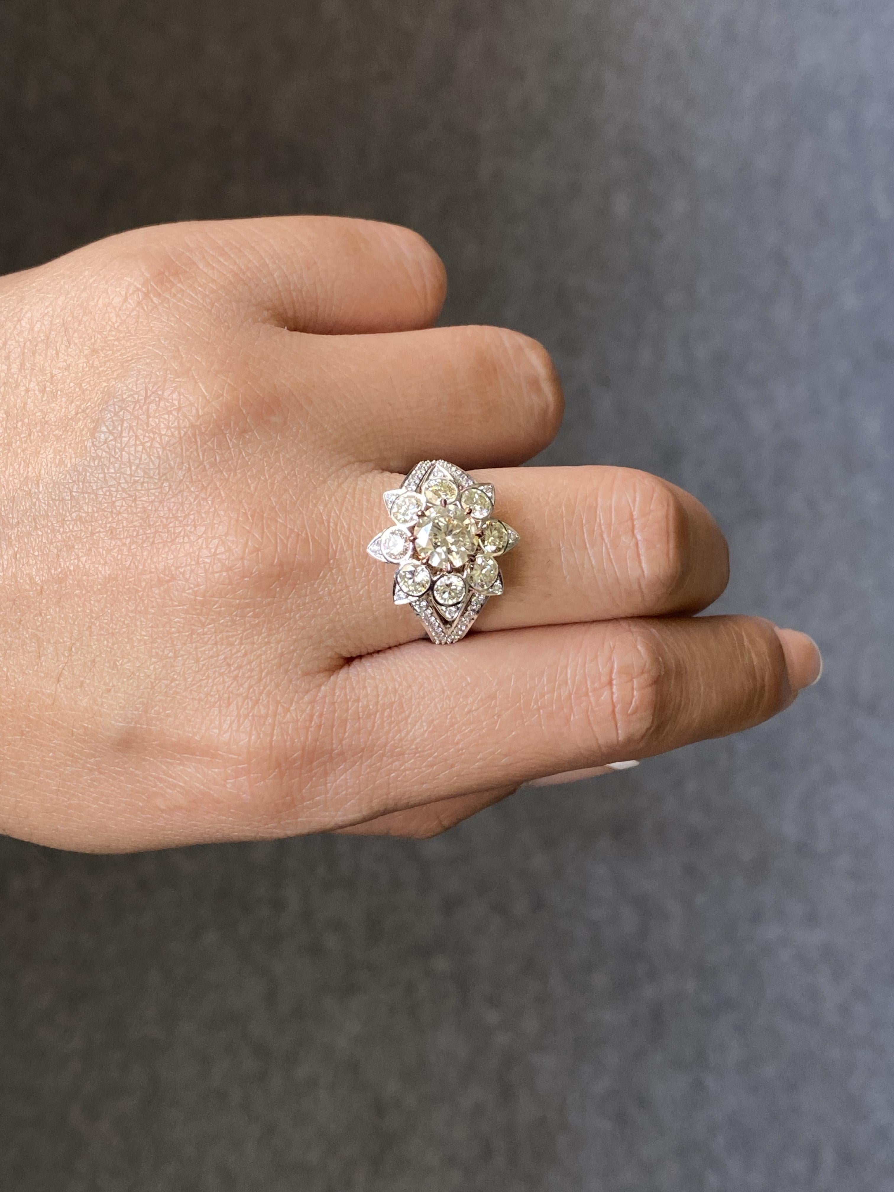 Bague en or blanc 18 carats avec diamant jaune taille ovale de 2,89 carats en vente 1