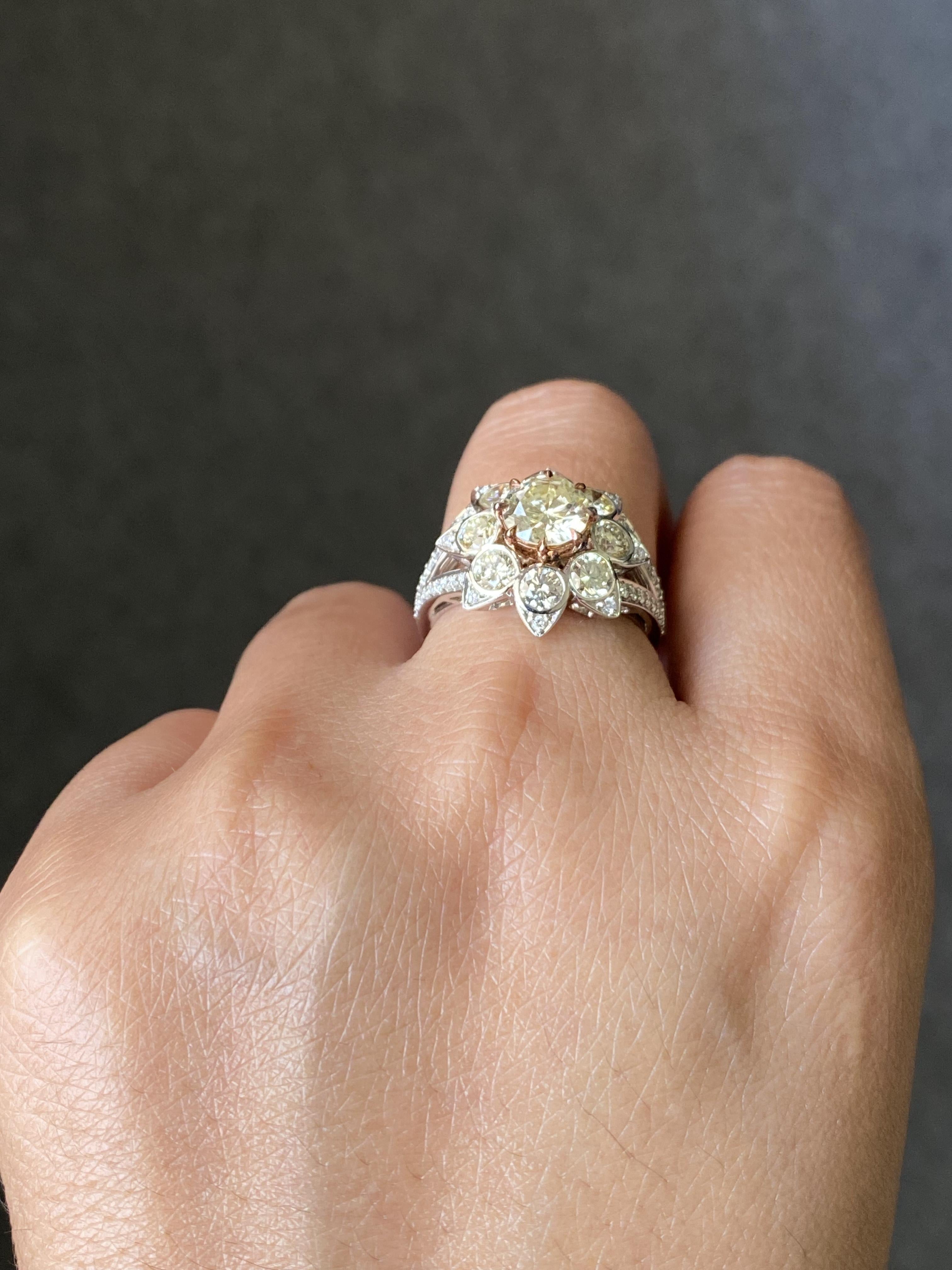 Bague en or blanc 18 carats avec diamant jaune taille ovale de 2,89 carats en vente 2