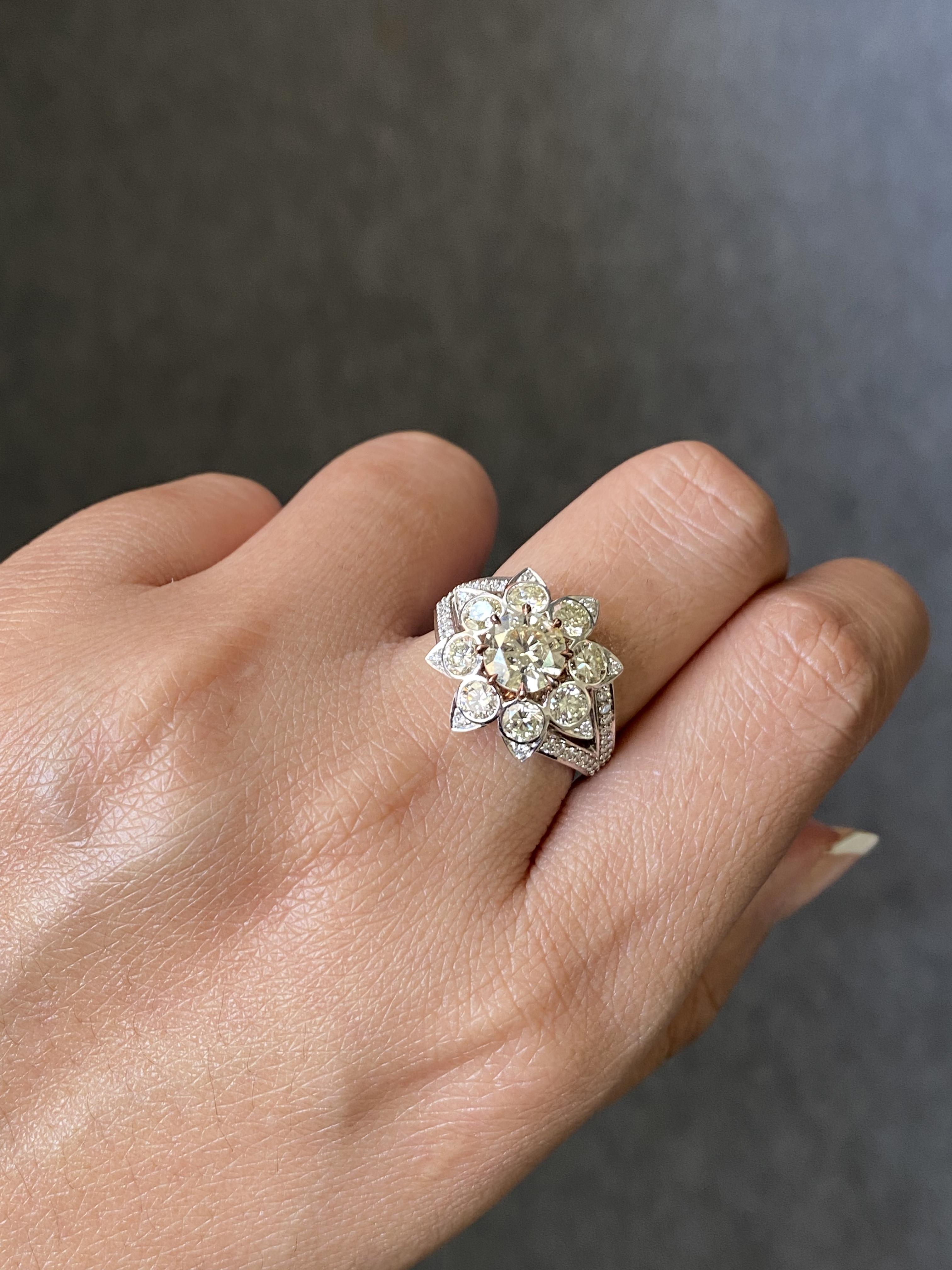 Bague en or blanc 18 carats avec diamant jaune taille ovale de 2,89 carats en vente 3