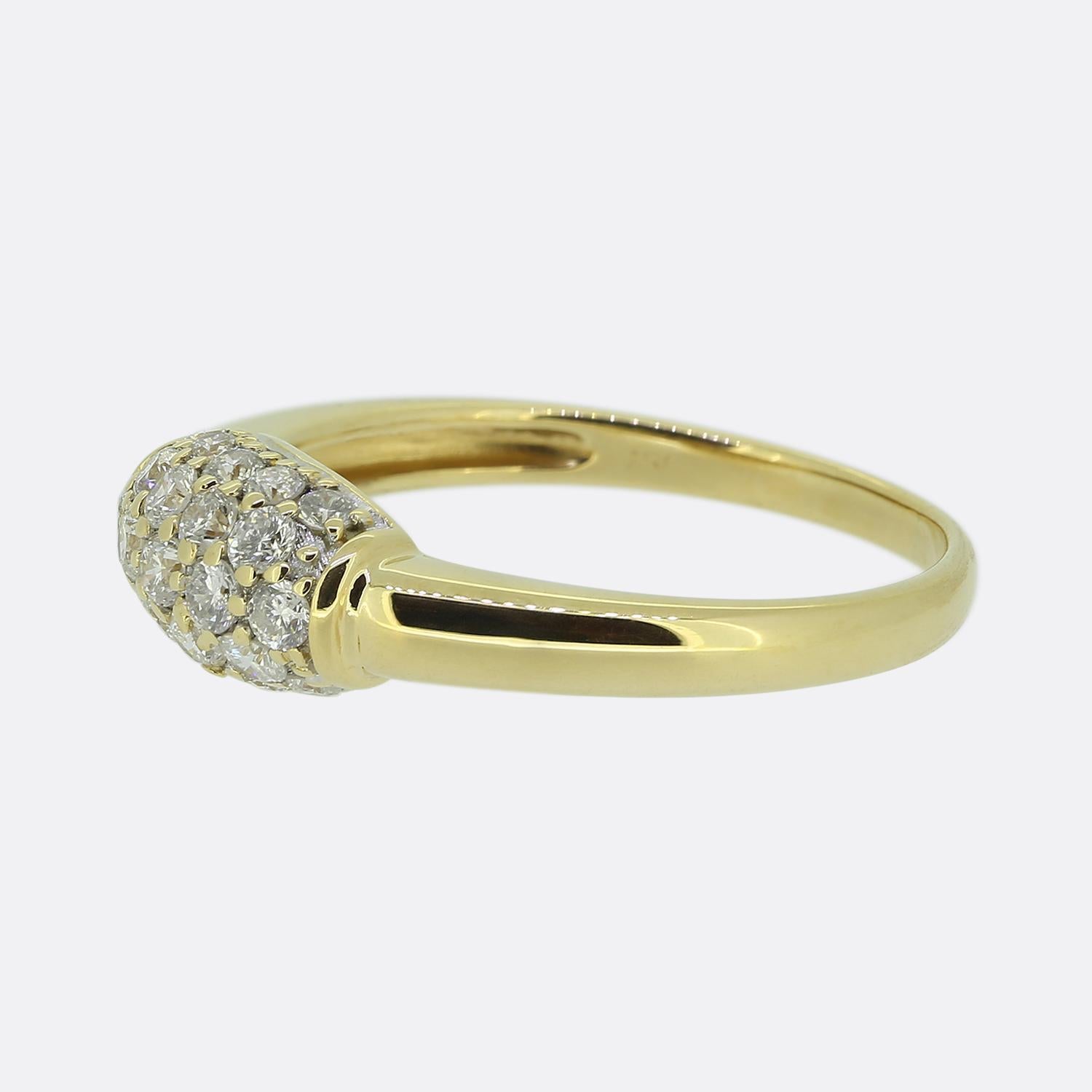 Ecco un favoloso anello con diamante a grappolo. Questo pezzo contemporaneo è stato realizzato in caldo oro giallo 18 carati e presenta un quadrante con ventiquattro diamanti rotondi taglio brillante, tutti incastonati singolarmente per formare
