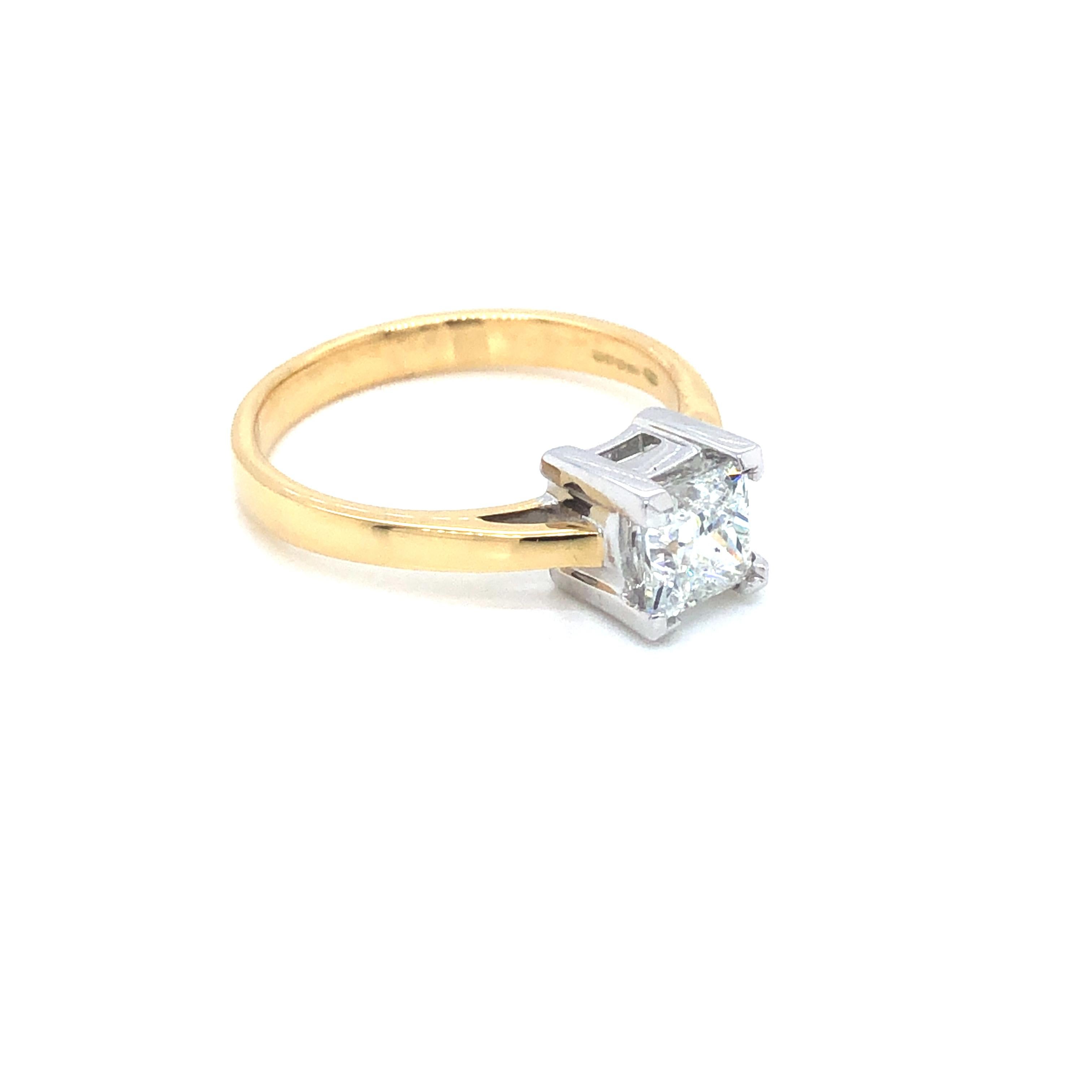 Bague de fiançailles solitaire Hasbani en or 18 carats avec diamant princesse de 0,50 carat en vente 4