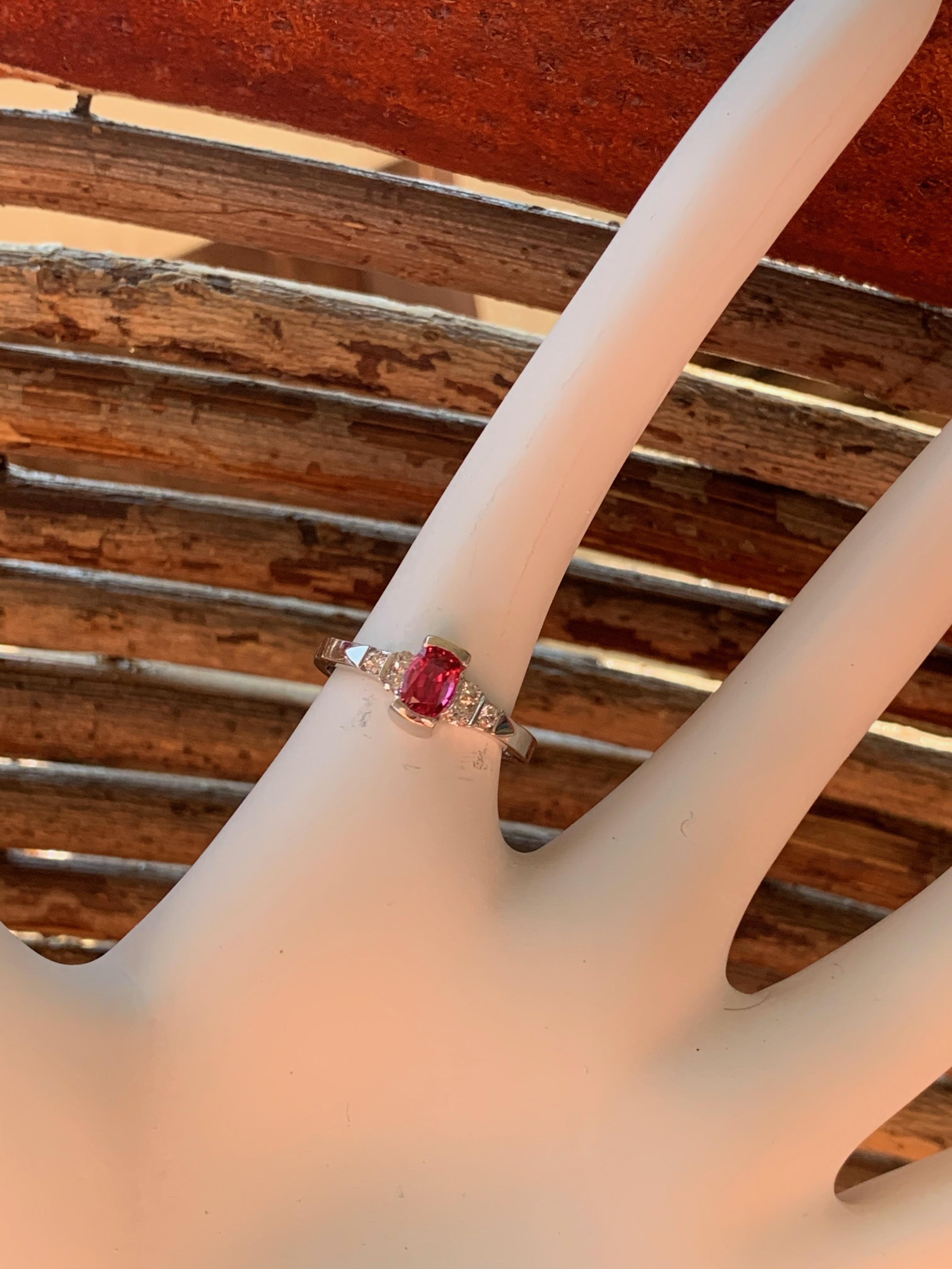 Contemporary 0.50 Carat Reddish Pink Spinel and Diamond White Gold Ring For Sale
