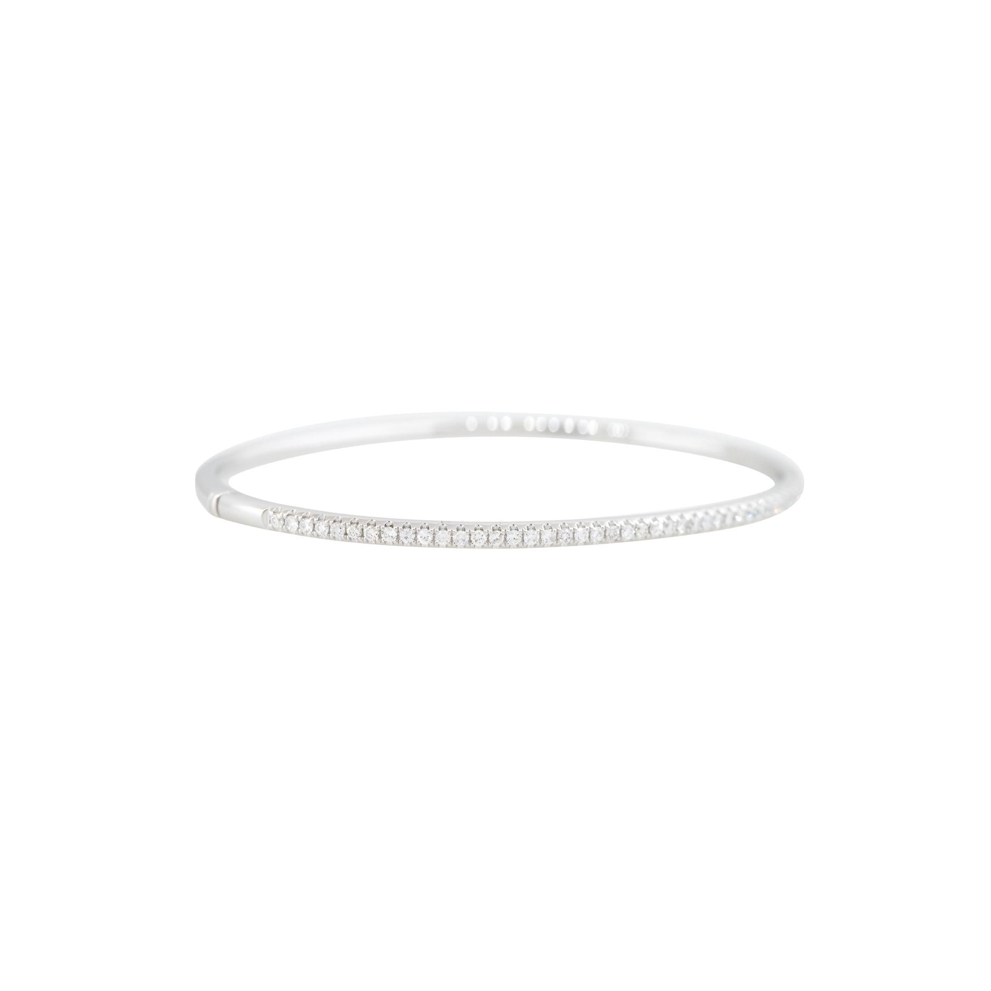 18k White Gold 0.50ctw Round Brilliant Cut Diamond Bangle Bracelet

Material: 18k White Gold
Diamond Details: There are approximately 0.50 carats of round brilliant-cut diamonds
Diamond Clarity: All diamonds are approximately VS/SI (very slightly to