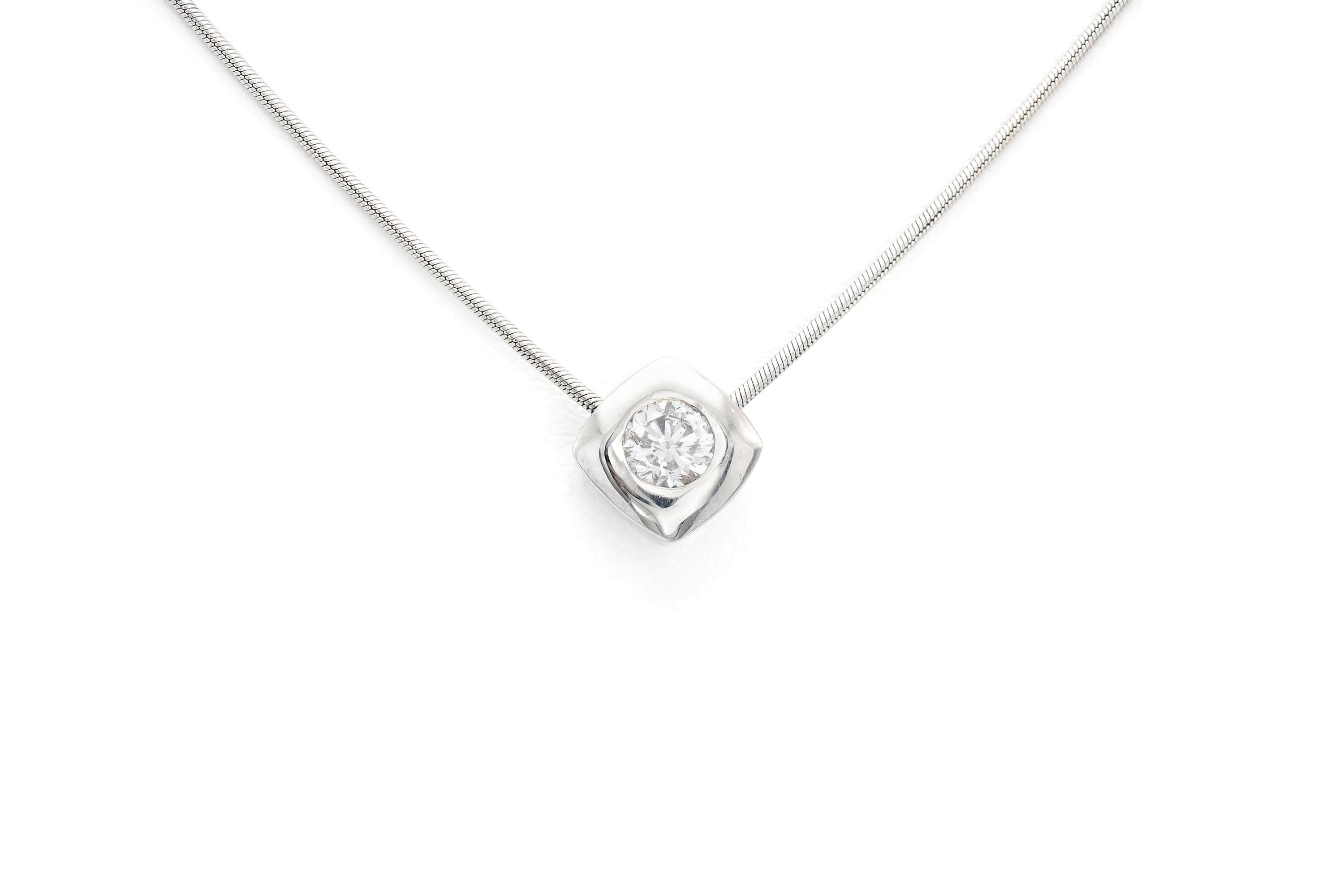 Finely crafted in 14k white gold with a Round Brilliant cut diamond weighing 0.50 carats.
Made in Italy
