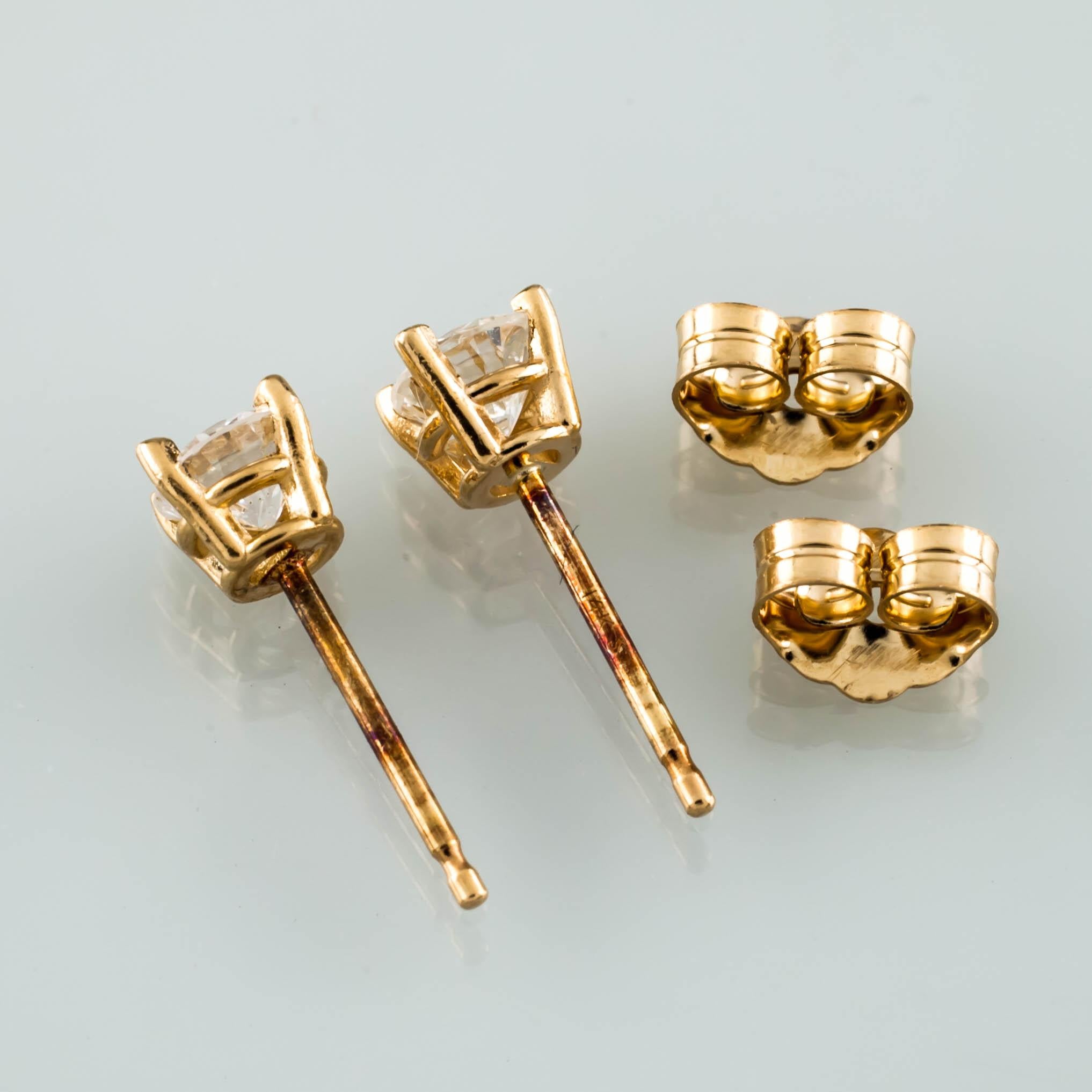 0.50 Carat Round Diamond 14 Karat Yellow Gold Stud Earrings In Good Condition For Sale In Sherman Oaks, CA