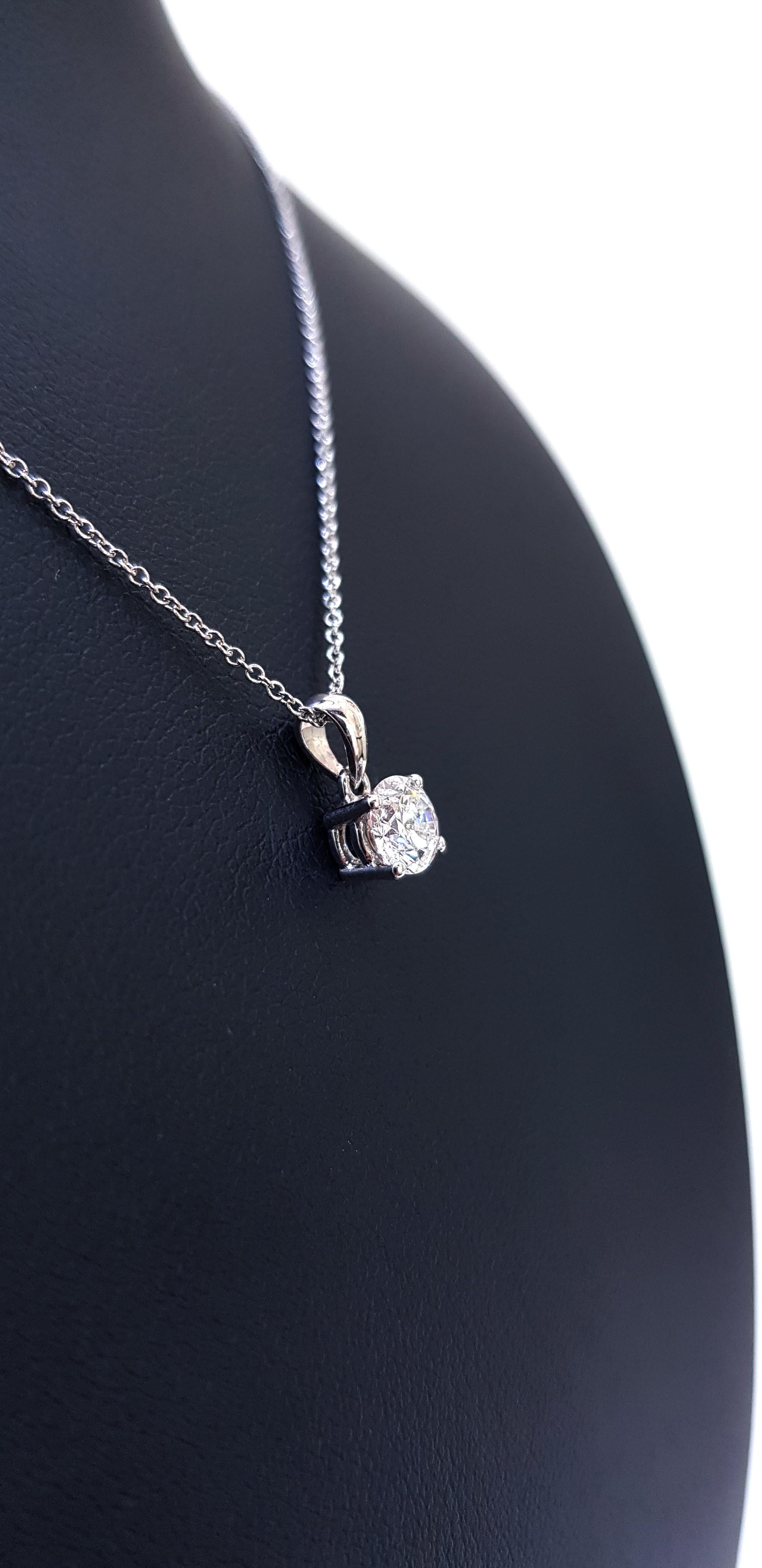 Chaîne collier à pendentif solitaire en or blanc 18 carats avec diamants ronds de 0,50 carat en vente 4