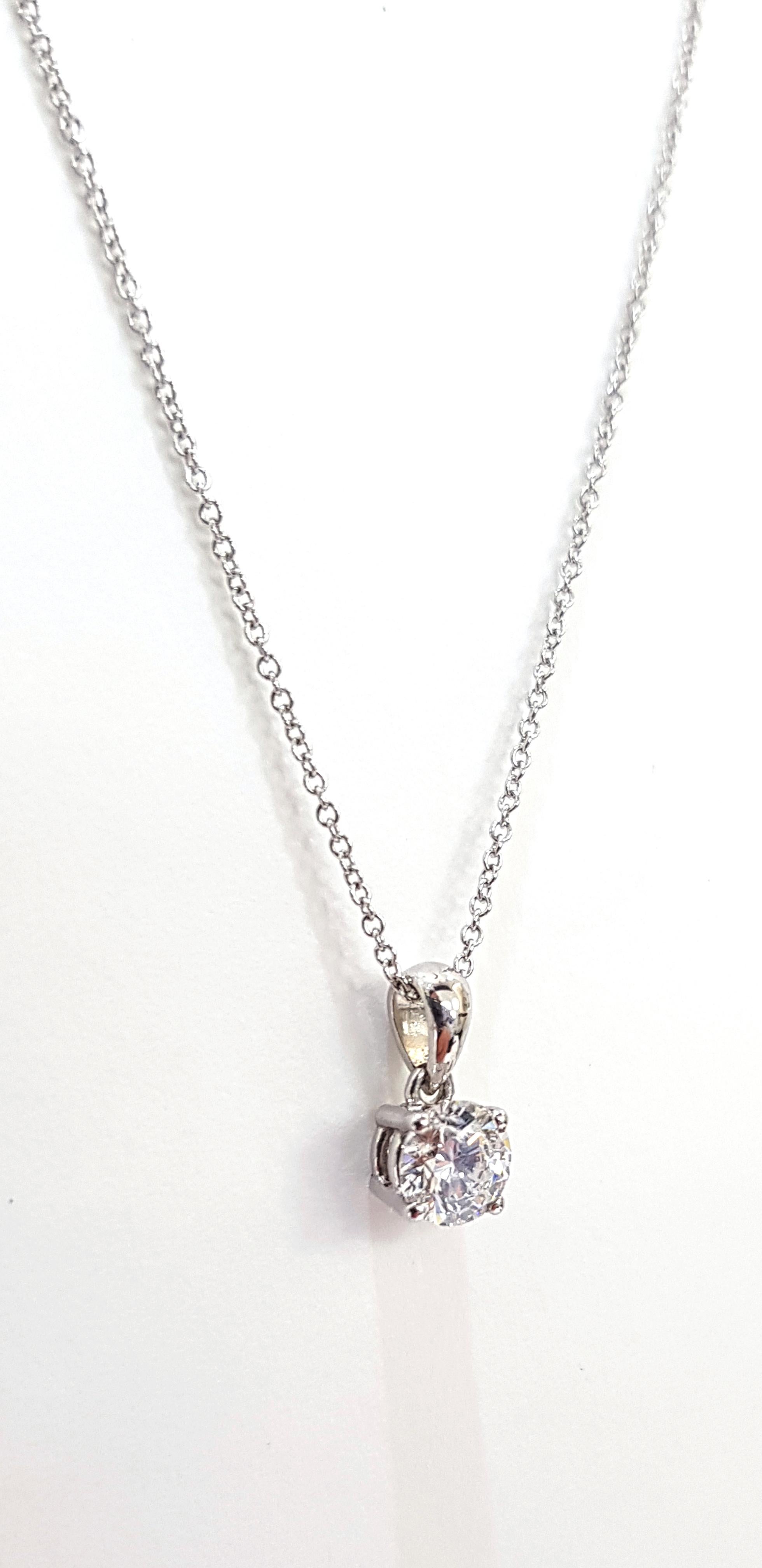 0,50 Karat runder Diamant 18 Karat Weißgold Solitär Anhänger Kette Halskette (Moderne) im Angebot