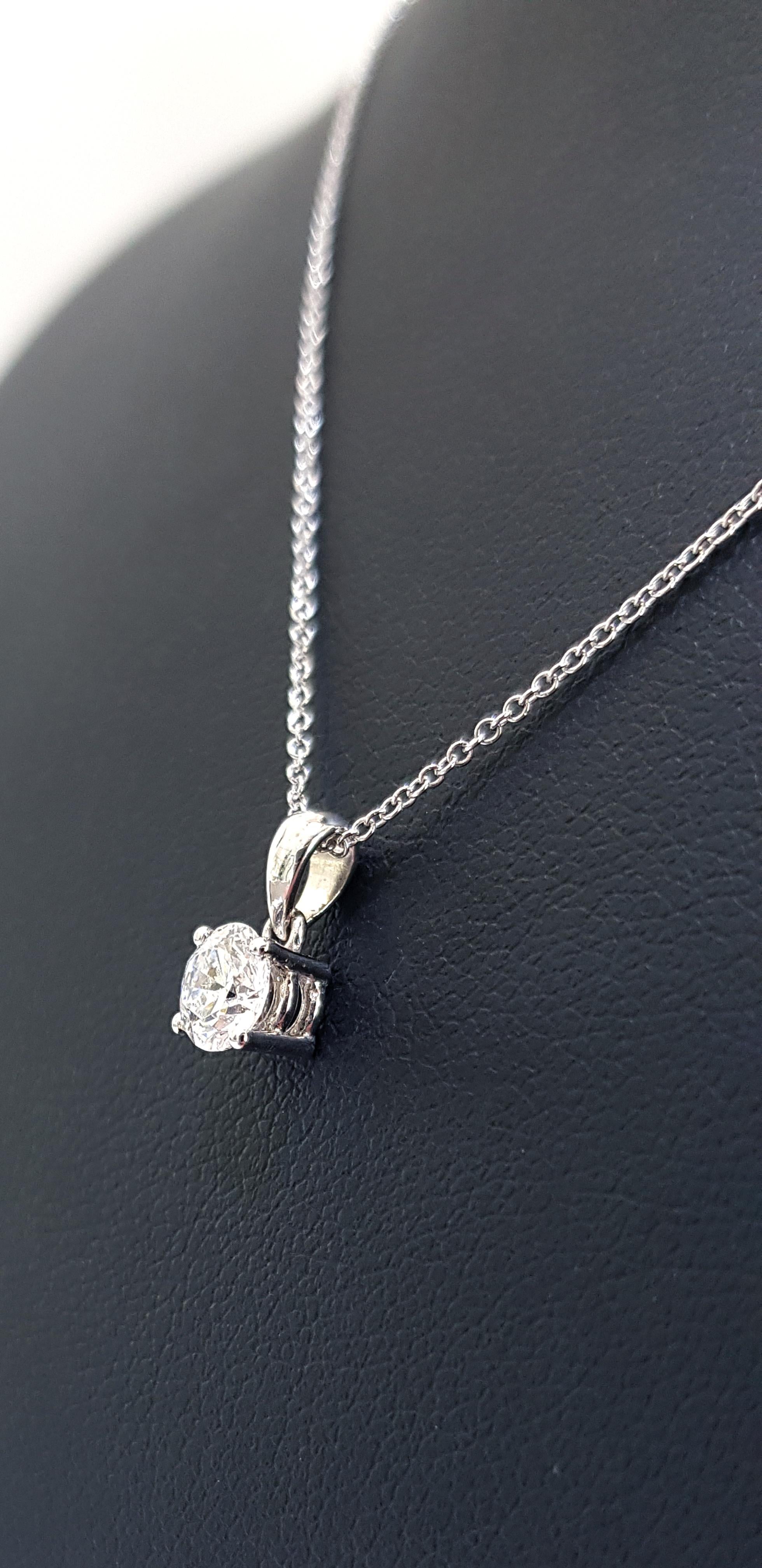 Chaîne collier à pendentif solitaire en or blanc 18 carats avec diamants ronds de 0,50 carat en vente 1