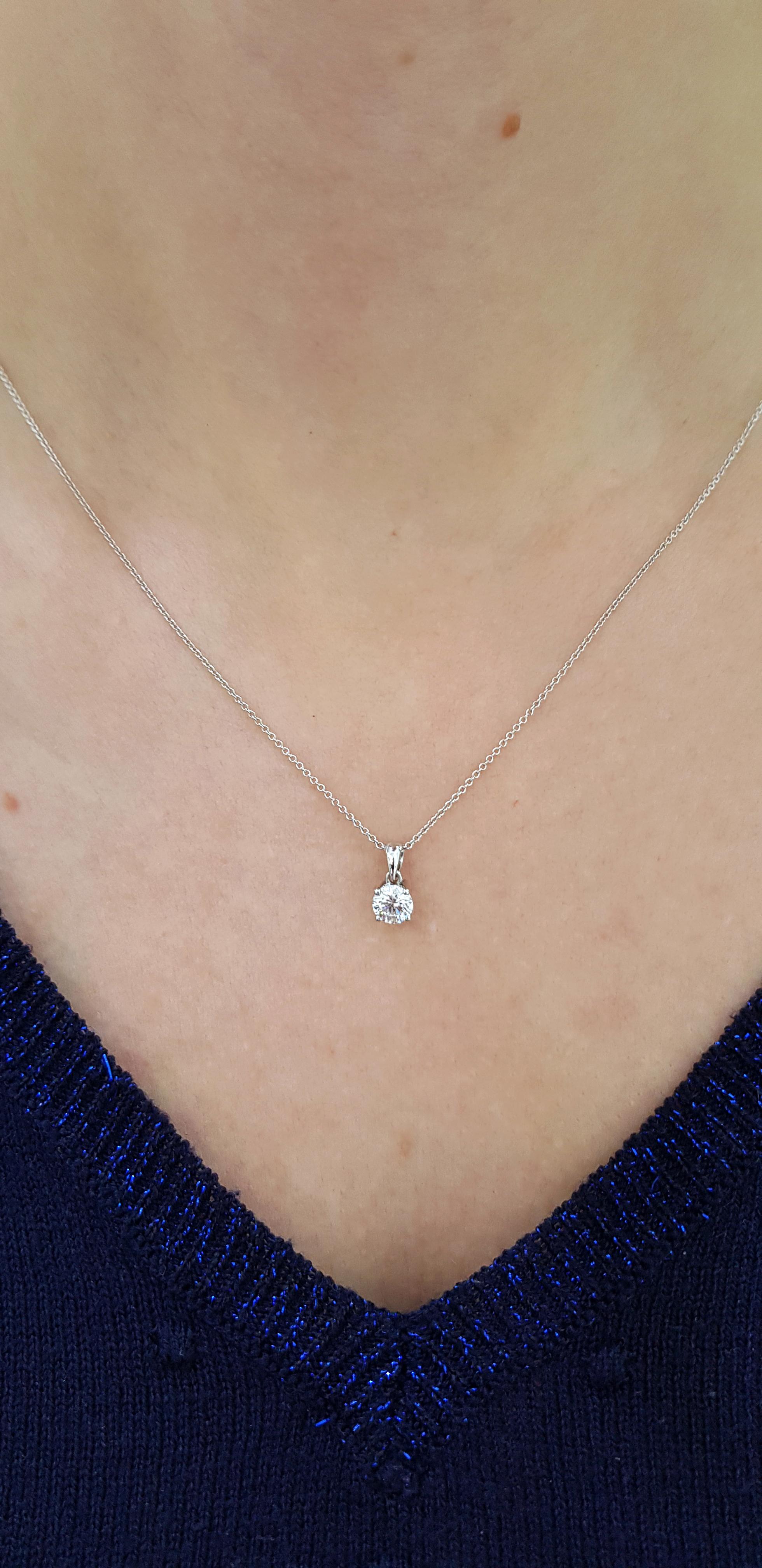 Chaîne collier à pendentif solitaire en or blanc 18 carats avec diamants ronds de 0,50 carat en vente 2