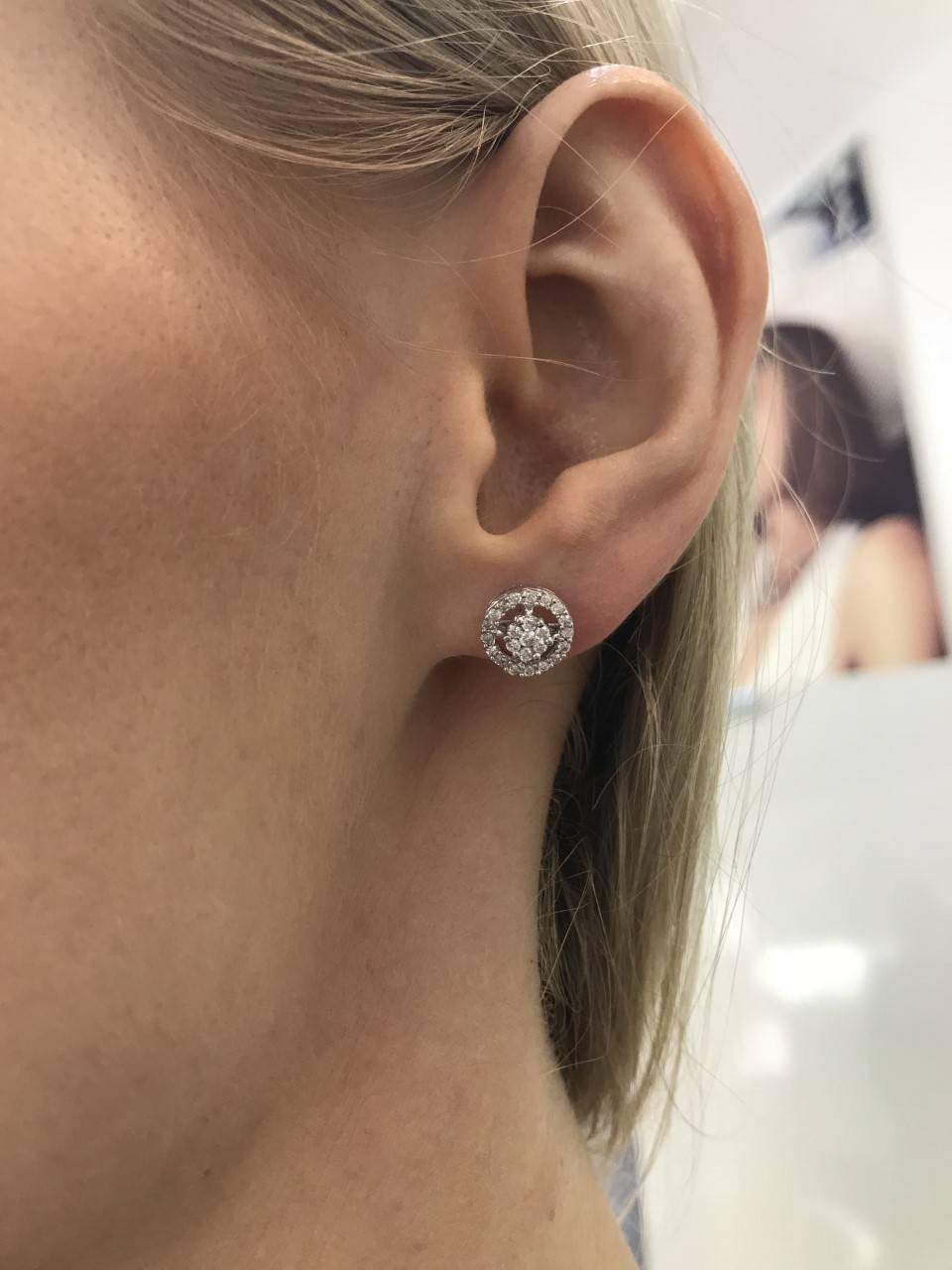 Questi squisiti orecchini a grappolo di diamanti rotondi da 0,50 carati con un'aureola,  Colore bianco H Chiarezza SI1. Incastonati in oro bianco 18 carati, questi splendidi e versatili orecchini con diamante saranno un regalo indimenticabile e