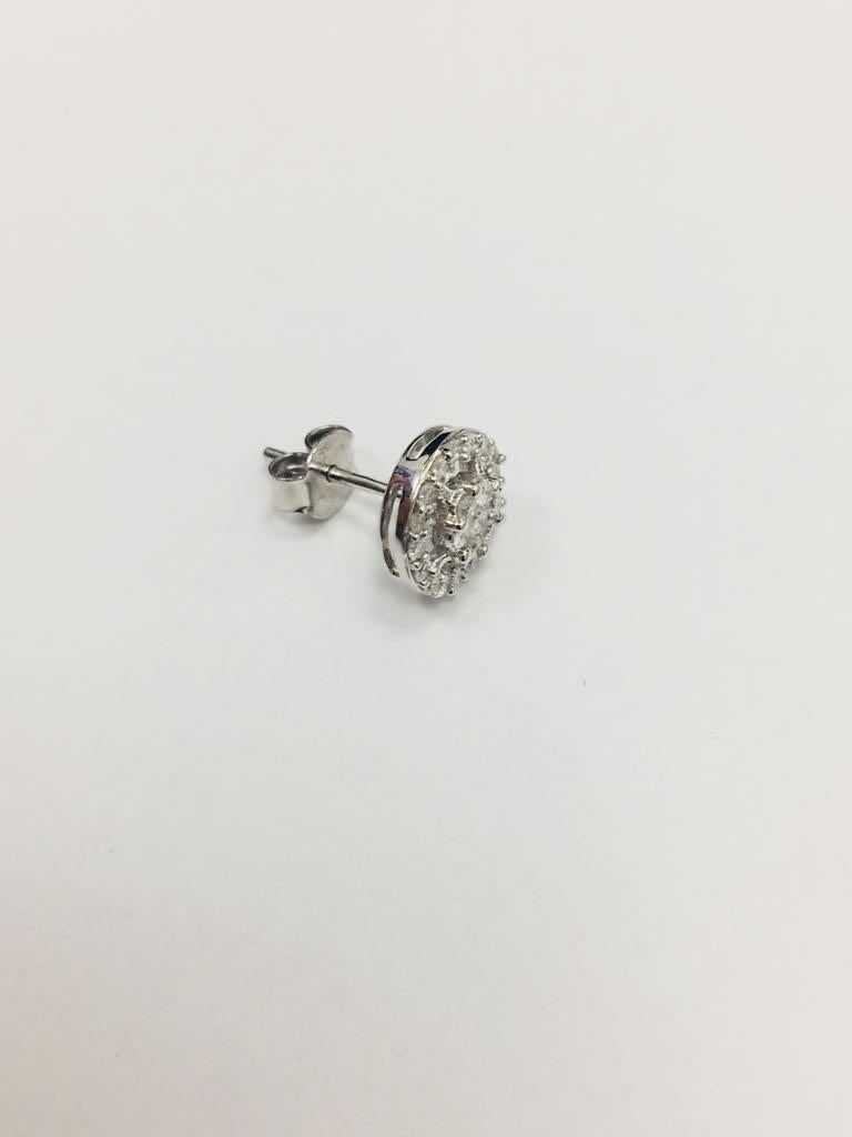 Orecchini a grappolo con diamante rotondo da 0,50 carati in oro bianco 18KT In condizioni Nuovo in vendita a London, GB