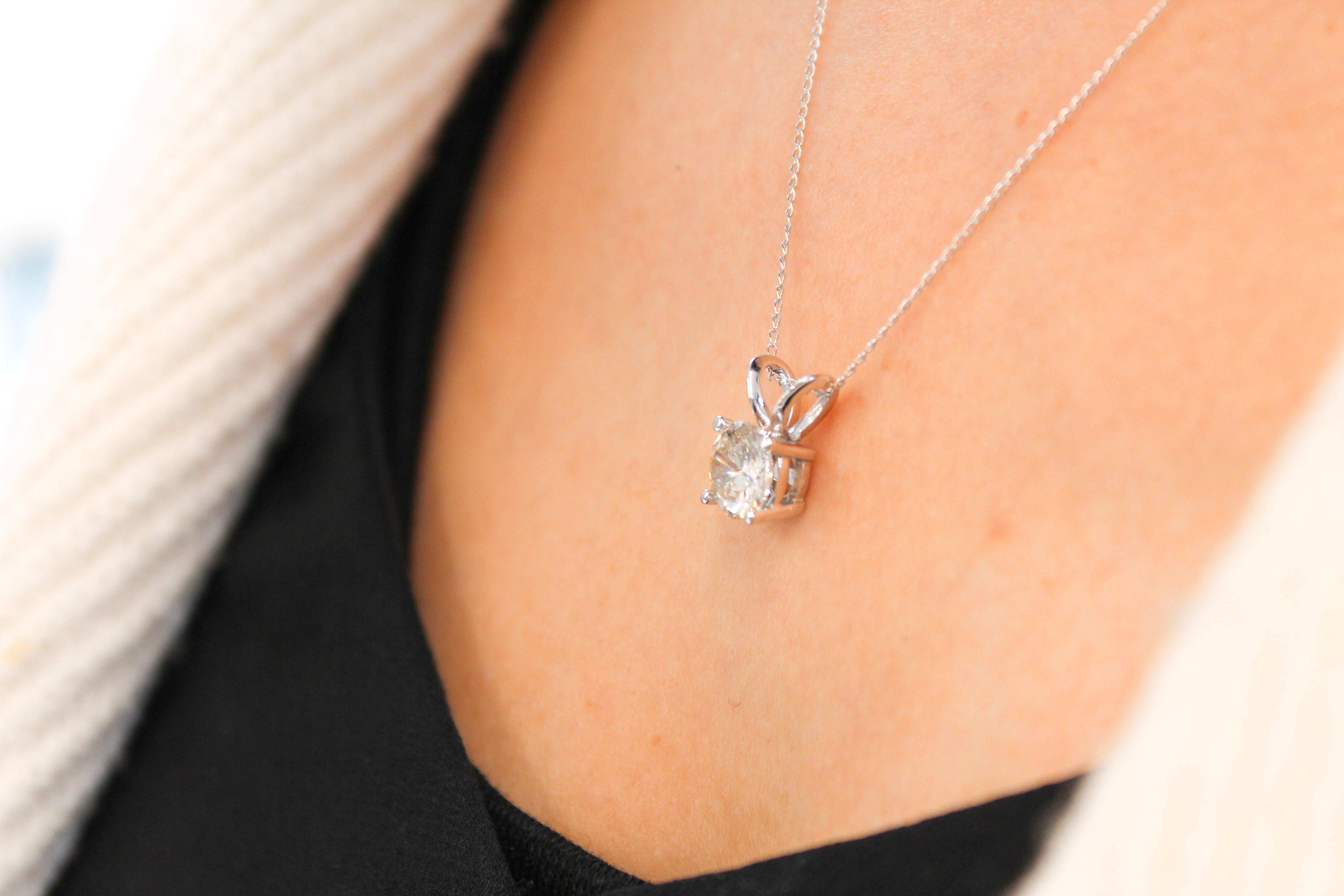 Taille ronde Pendentif solitaire en or rose 14 carats avec diamants ronds de 0,50 carat en vente