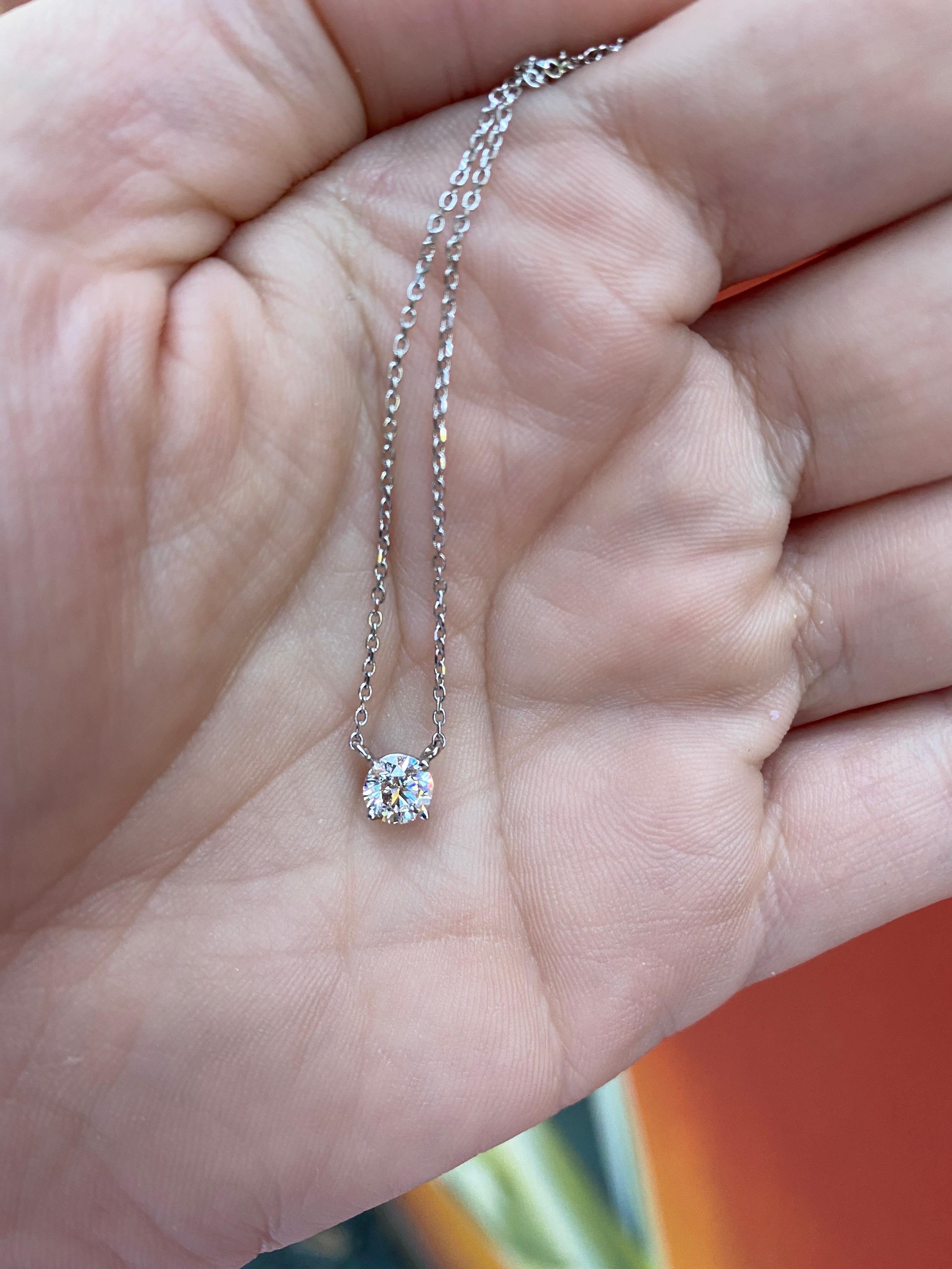 Taille ronde Collier pendentif en or blanc 14 carats avec diamants naturels ronds de 0,50 carat, H-I SI2 en vente