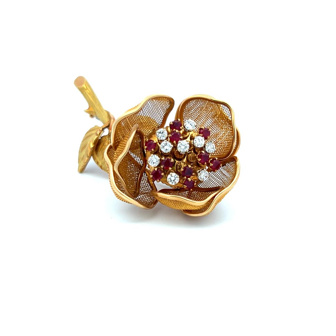 0.50 Carat Ruby 0.46 Carat Round Brilliant H SI Diamond 18K YG Pin Brooch en vente 3