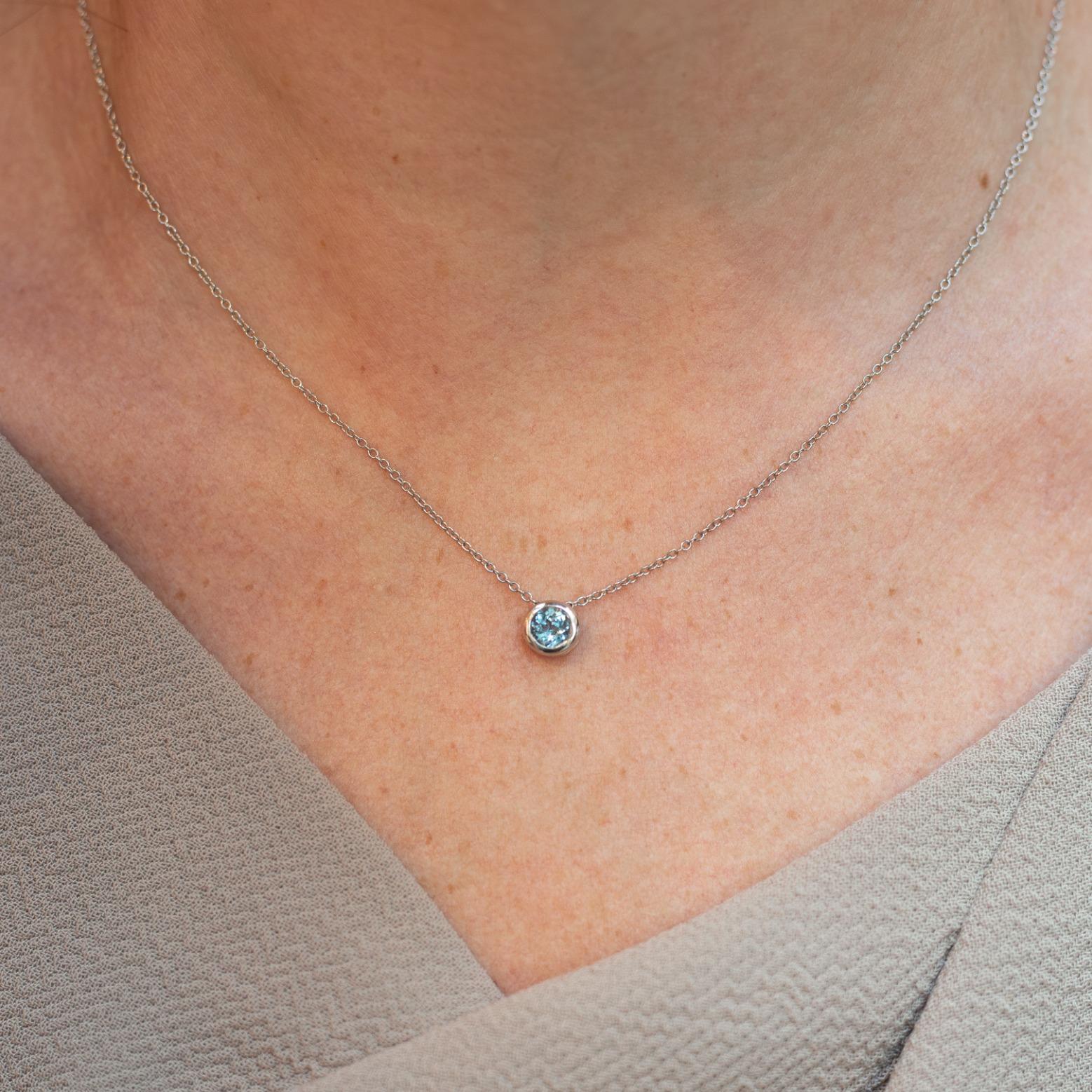 Taglio rotondo Ciondolo con acquamarina Single Stone da 0,50 carati e catena in oro bianco 18 carati in vendita