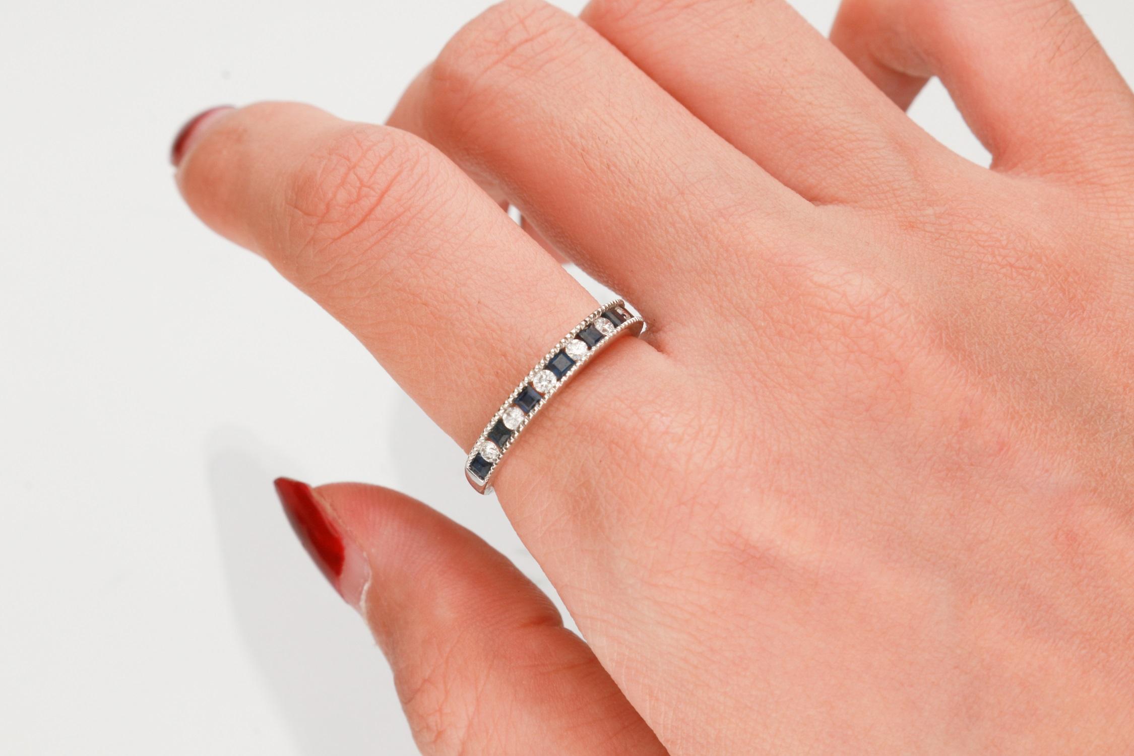 Décorez-vous d'élégance avec cette bague en or blanc 14 carats de Gin and Grace. Cette bague est composée d'un saphir bleu de 2,0 mm de côté (8 pièces) de 0,50 carat et d'un diamant blanc de taille ronde (7 pièces) de 0,21 carat. Cette bague pèse