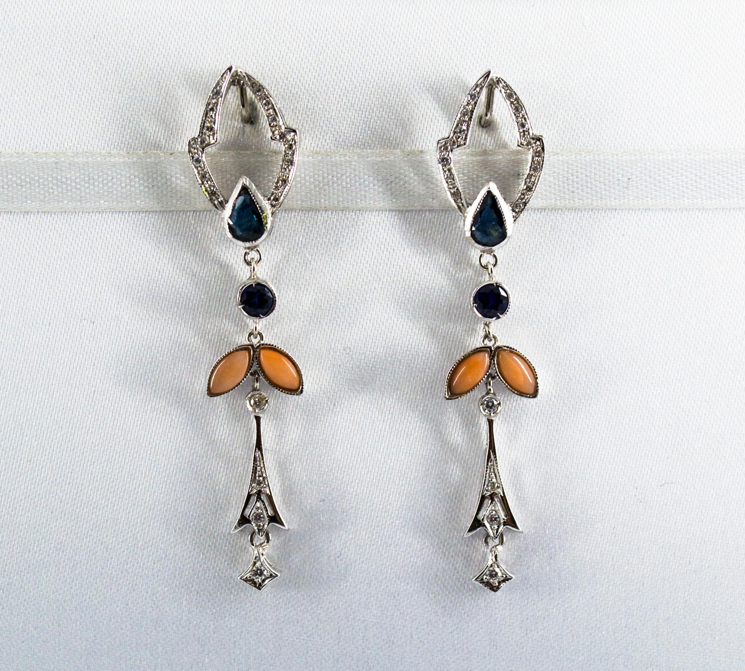 Questi orecchini pendenti sono realizzati in oro bianco 14K.
Questi orecchini hanno 0,50 carati di diamanti bianchi.
Questi orecchini hanno 1.30 carati di zaffiri blu.
Questi orecchini hanno anche il corallo rosa.
Tutti i nostri orecchini sono