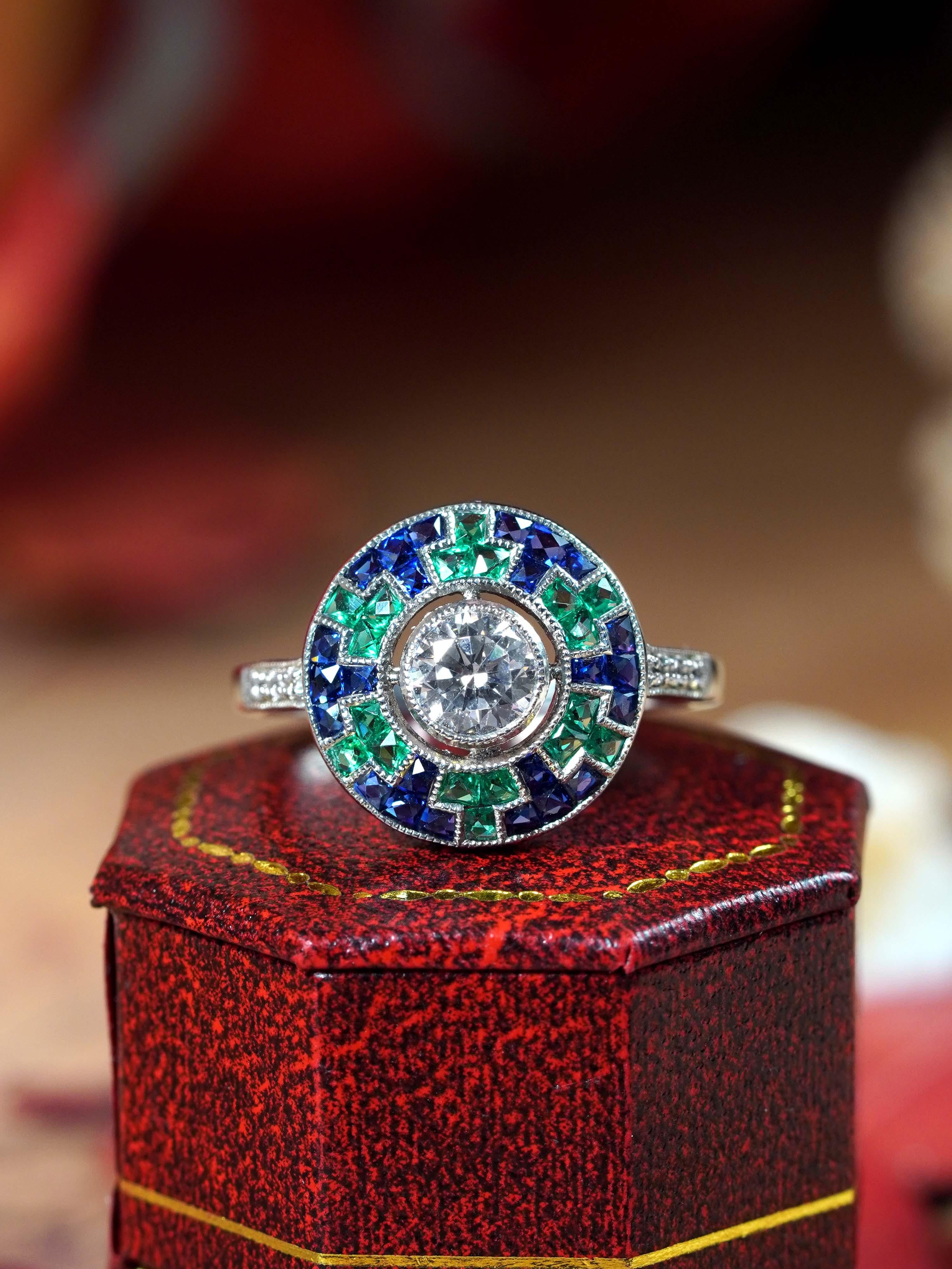 Art Déco 0,50 Ct. Anello Target in stile Art Deco con diamante, zaffiro blu e smeraldo in oro 18 carati in vendita