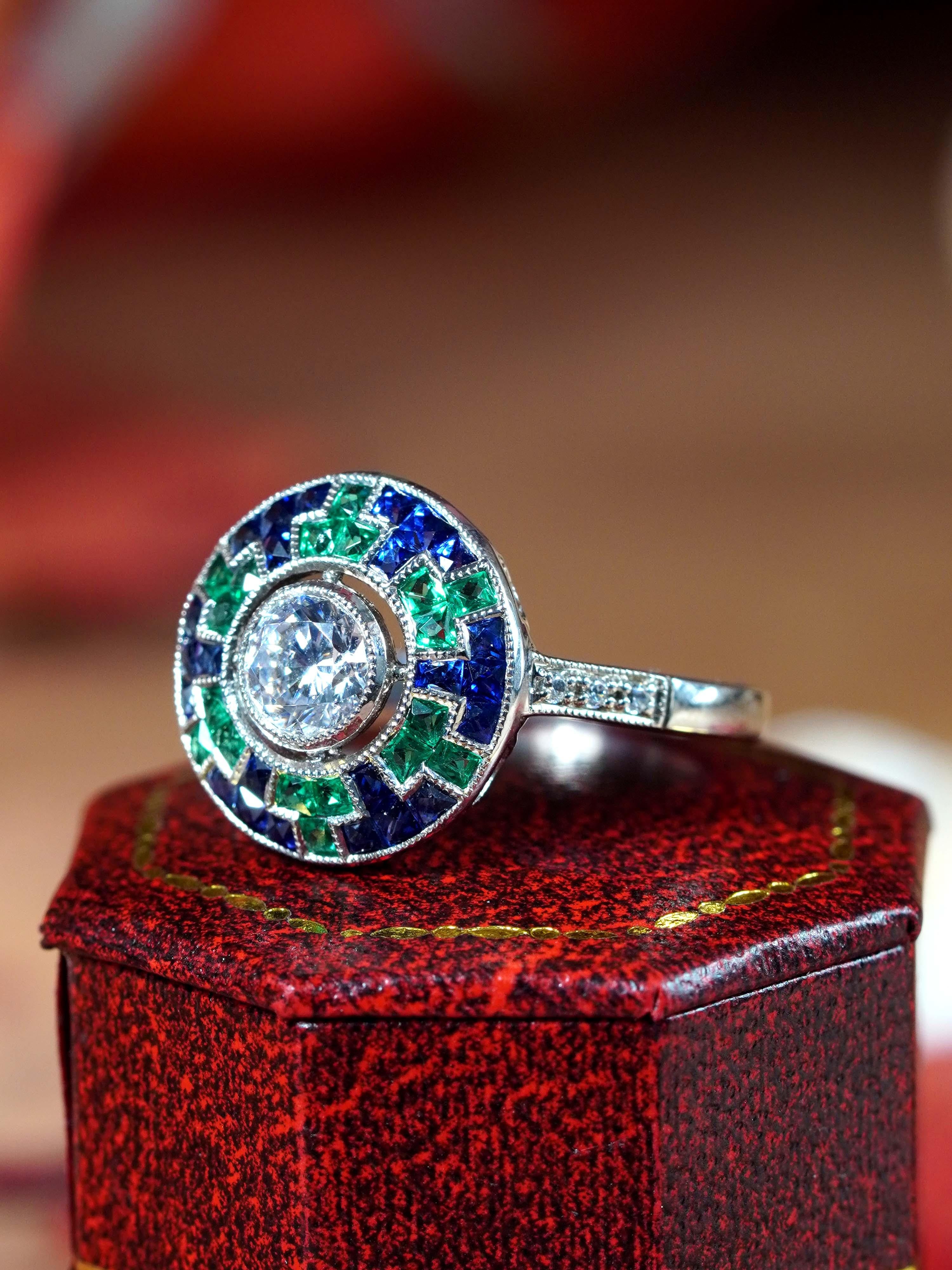 Taglio rotondo 0,50 Ct. Anello Target in stile Art Deco con diamante, zaffiro blu e smeraldo in oro 18 carati in vendita