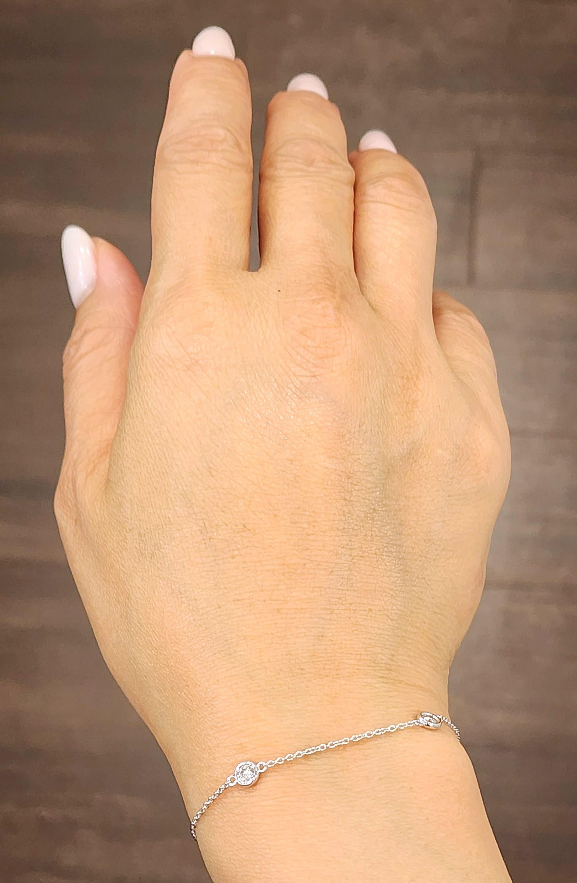 Questo elegante bracciale è una creazione raffinata. Con 5 diamanti a taglio rotondo per un peso totale di 0,50 carati, le pietre mostrano un accattivante colore bianco classificato G/H e una purezza di VS2SI1. Realizzato in oro bianco 14k, il