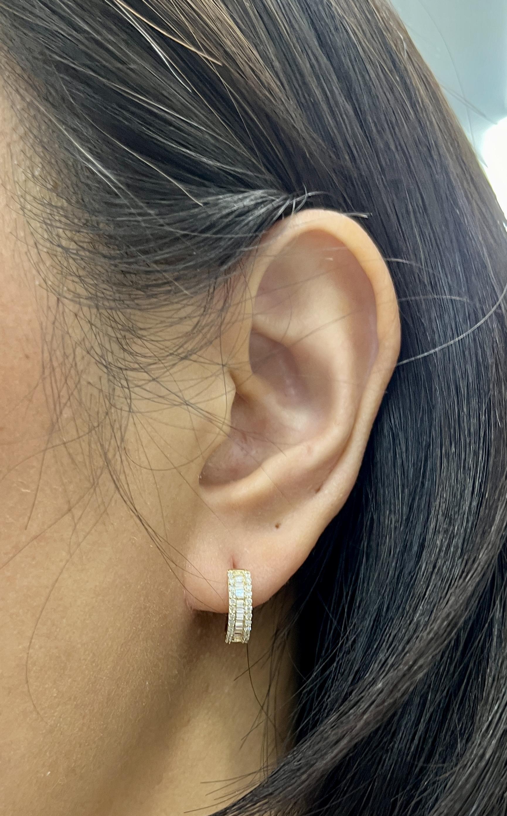 Questi splendidi abbracci di diamanti presentano 0,50 ct di tondi e baguette incastonati in oro giallo 14k. I diamanti hanno un colore G/H e una purezza SI2. Orecchini bellissimi per vestire qualsiasi guardaroba o per tutti i giorni.