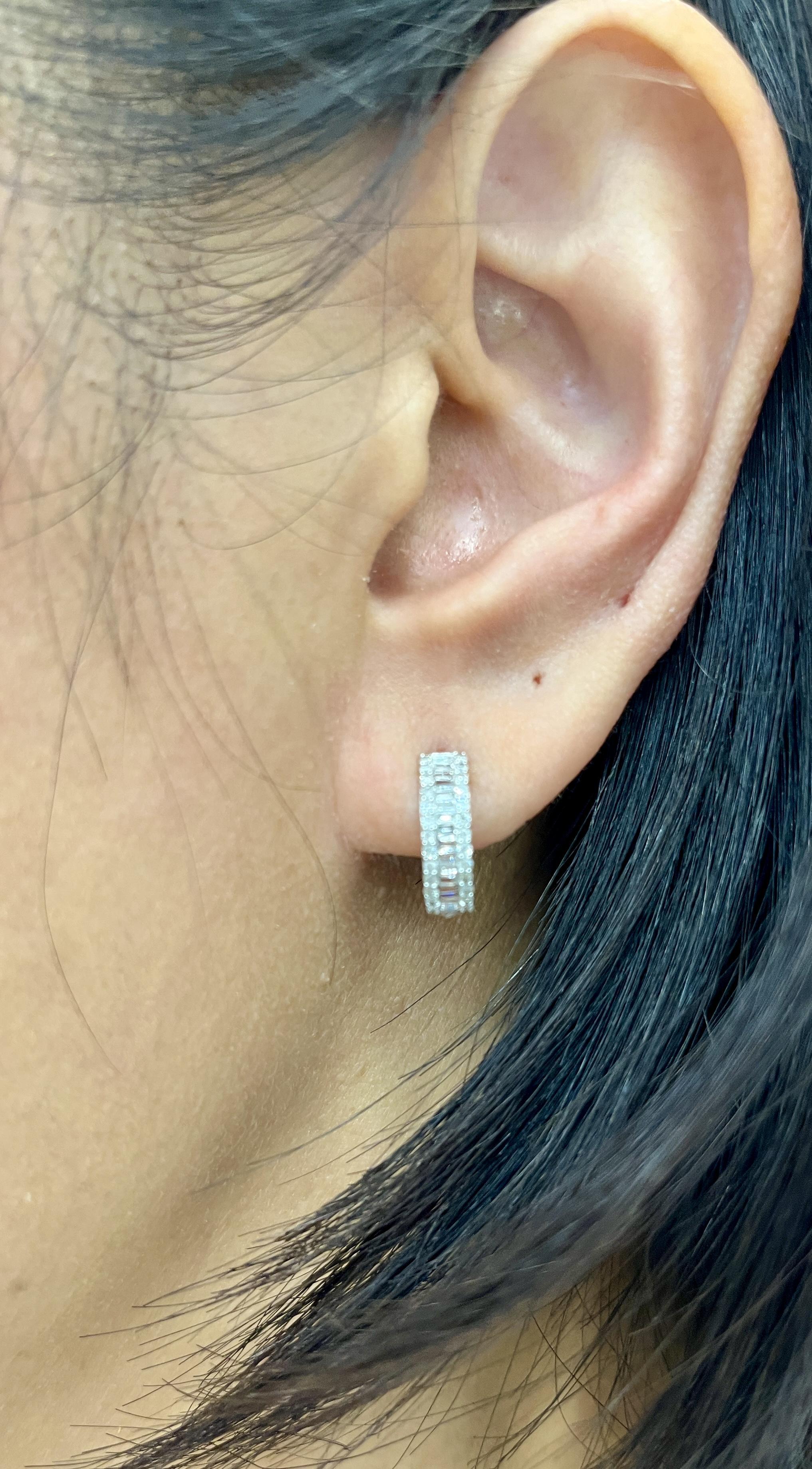 Questi splendidi abbracci di diamanti presentano 0,50 ct di tondi e baguette incastonati in oro bianco 14k. I diamanti hanno un colore G/H e una purezza SI2. Orecchini bellissimi per vestire qualsiasi guardaroba o per tutti i giorni.