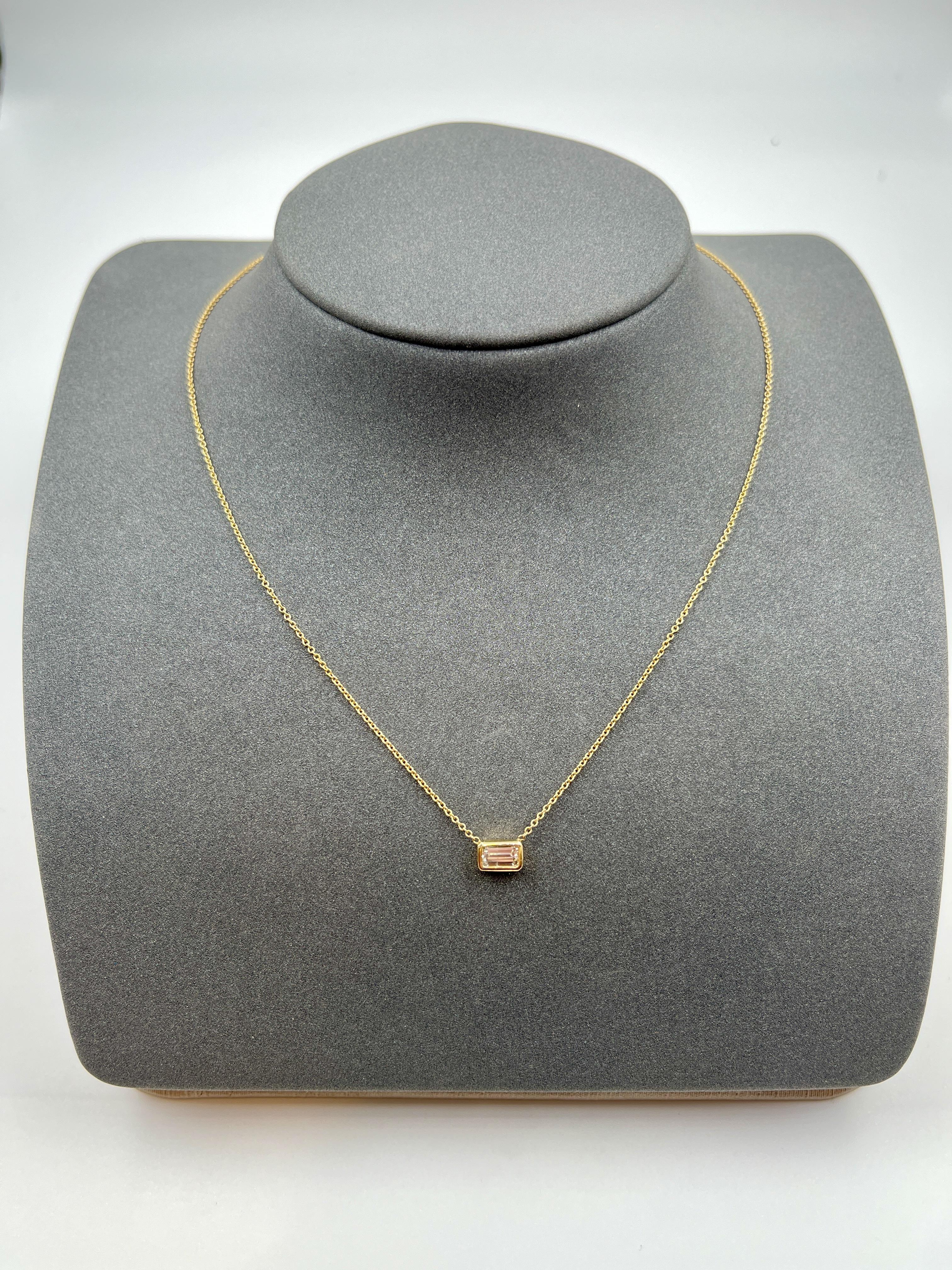 Questa bellissima collana di diamanti è un ottimo pezzo per iniziare la tua collezione di gioielli. Incastonato nell'oro giallo 14k, il diamante ha un colore G/H e una purezza VS2. Un pezzo fantastico da aggiungere a qualsiasi guardaroba.