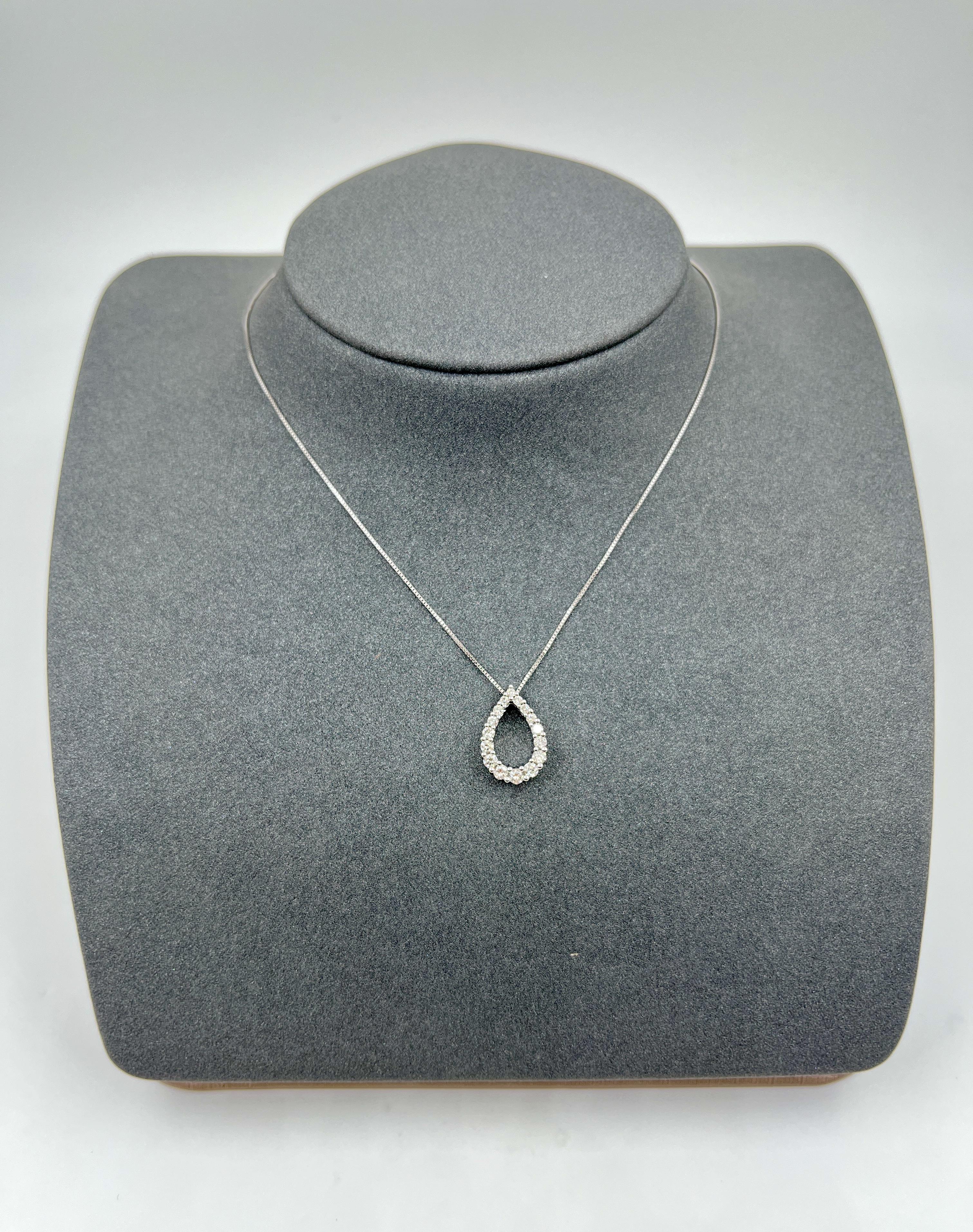 Questa elegante collana con ciondolo presenta un design a goccia ornato da diamanti bianchi rotondi. La pietra principale è un diamante da 0,5 carati con colore G/H e purezza SI1/SI2. Realizzata in oro bianco 10k, la collana misura 18 pollici di