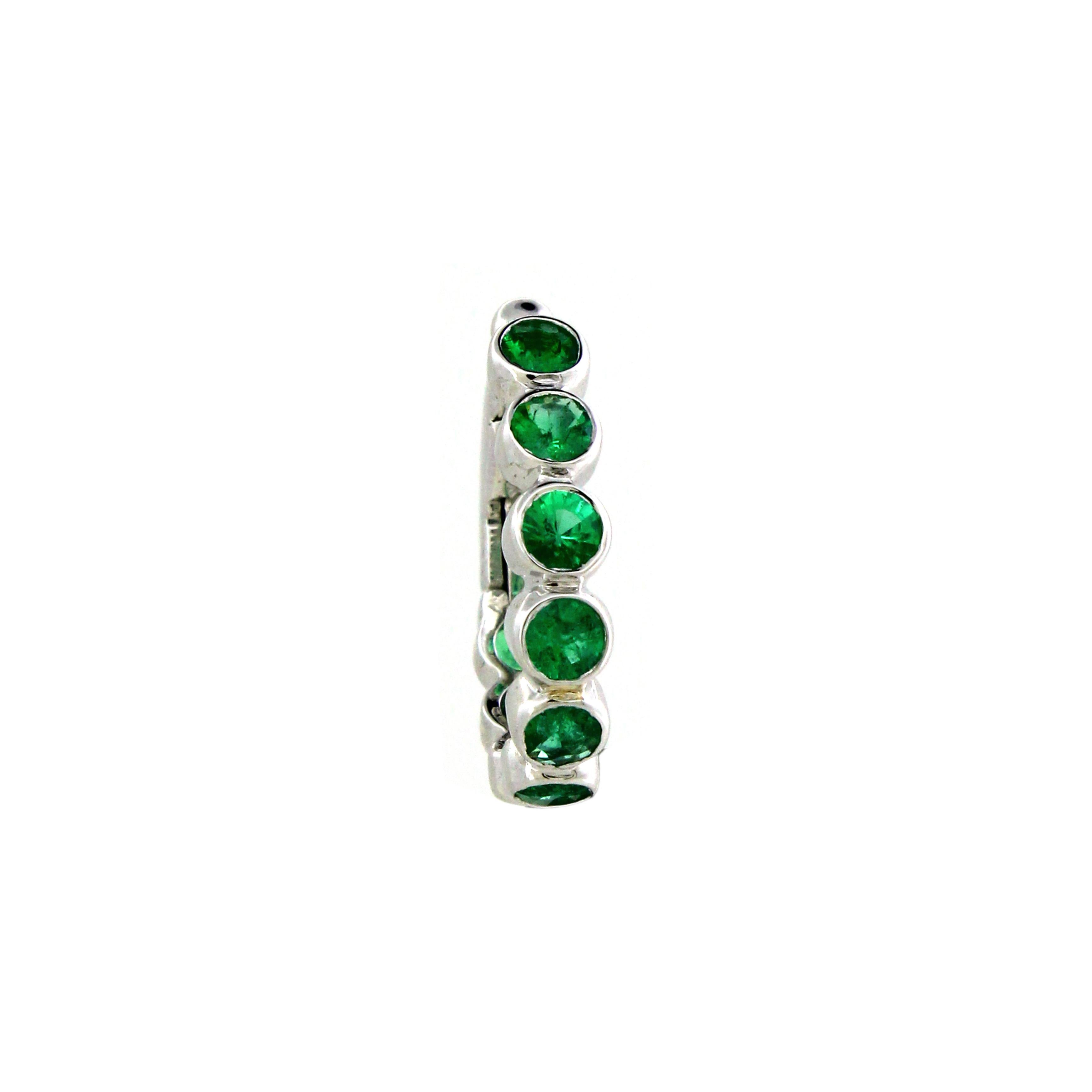 Wir präsentieren unsere exquisiten Clip-On-Ohrringe, eine perfekte Mischung aus Schlichtheit und Eleganz. Jeder Ohrring ist aus luxuriösem 18-karätigem Weißgold gefertigt und wiegt nur 1,68 Gramm, so dass er den ganzen Tag über bequem zu tragen ist.