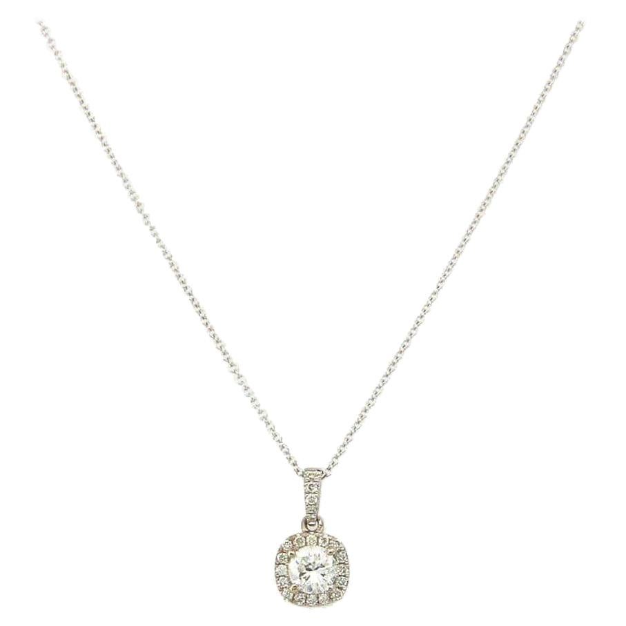 Odelia Collier pendentif en or blanc 18 carats avec halo de diamants ronds taille coussin de 0,50 carat poids total en vente
