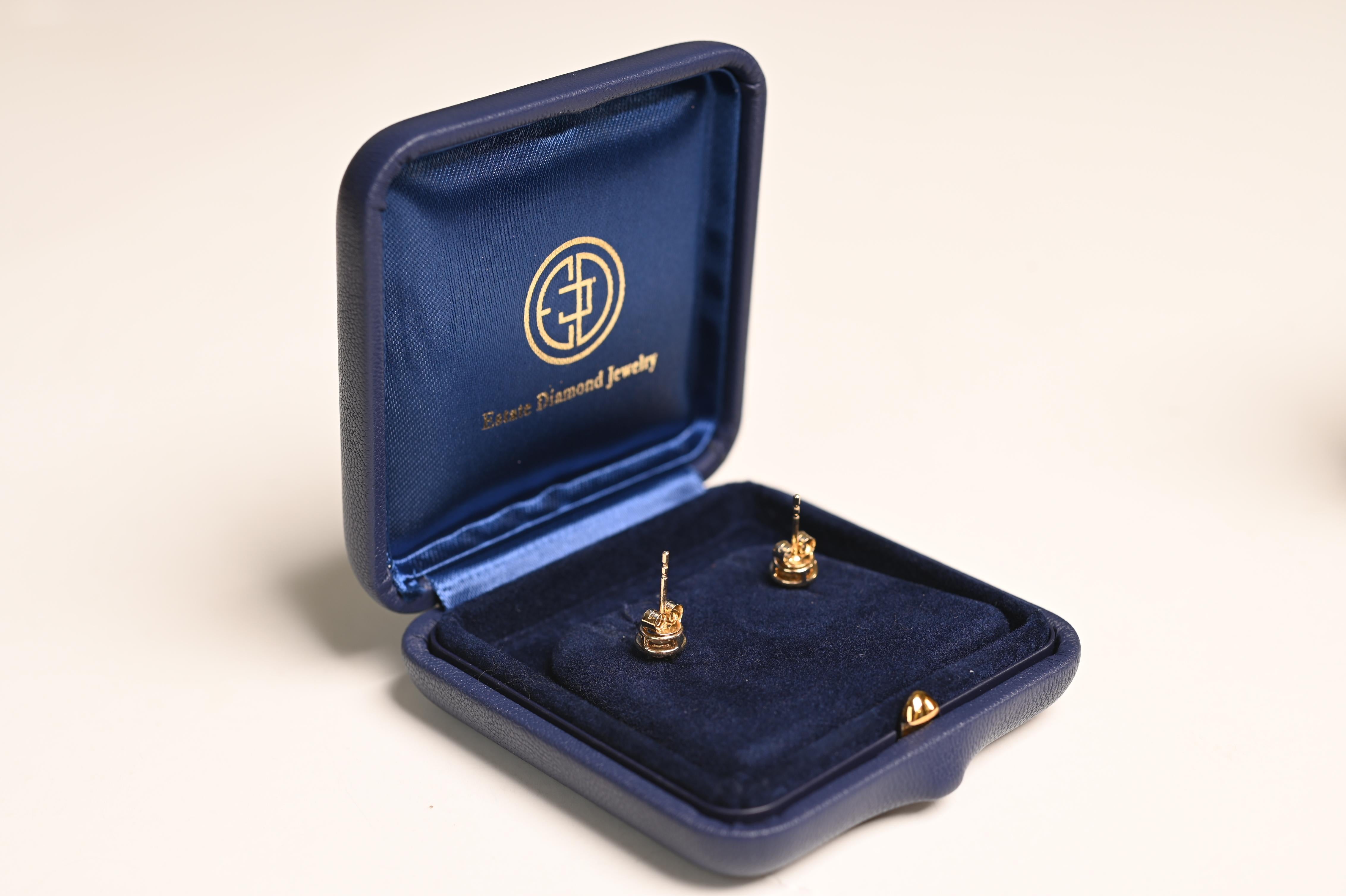 Non taillé Opale australienne (environ 0,5 carat) avec halo de diamants, or jaune 14 carats en vente
