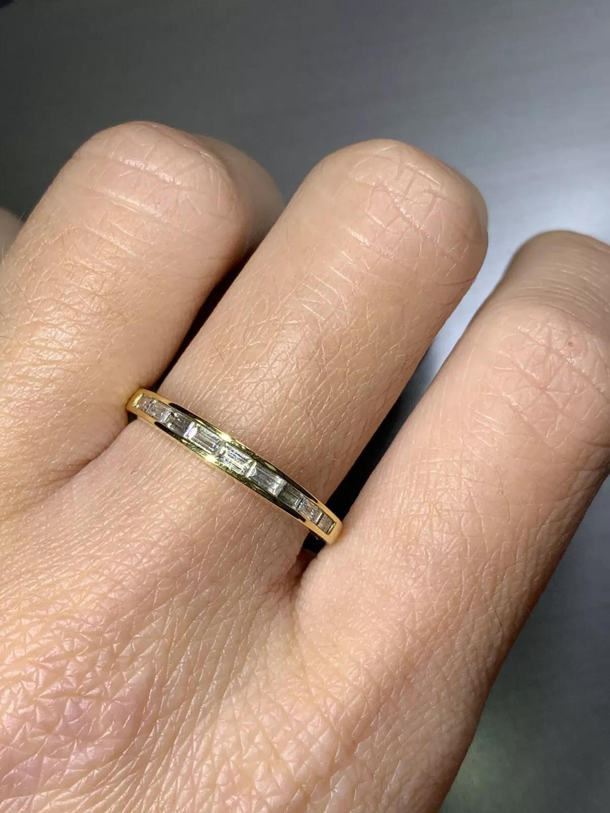 Anillo de compromiso o alianza de diamantes baguette de 0,48 ct en oro amarillo de 18k.

Diamantes peso total 0,50ct color G claridad VS1.

Alianza clásica o anillo de compromiso en oro amarillo de 18 ct.

Precioso anillo de eternidad de diamantes