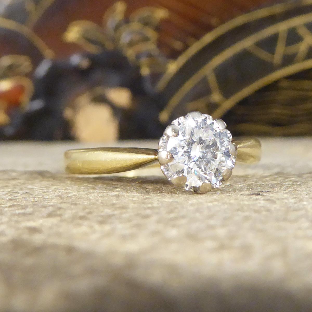 Dieser wunderschön funkelnde Verlobungsring trägt einen Diamanten im Brillantschliff mit einem Gewicht von 0,50 ct und ist in einer Illusionsfassung aus 18 ct Weißgold gefasst, die den Eindruck erweckt, dass der Diamant etwa 0,85 ct wiegt. Die