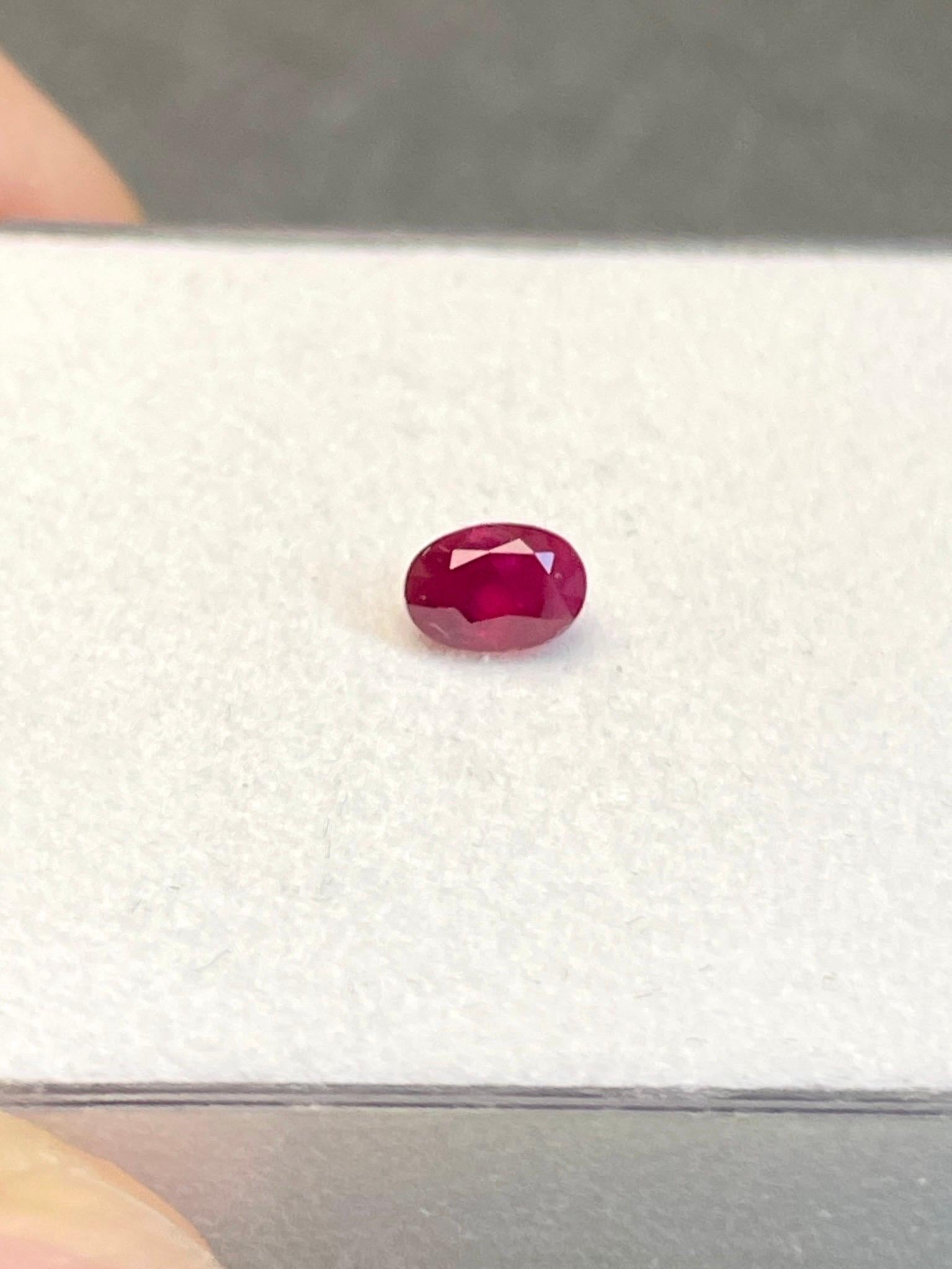 Women's or Men's 0.50carats Burma ruby Unheated pigeon blood color with Gia certificate For Sale