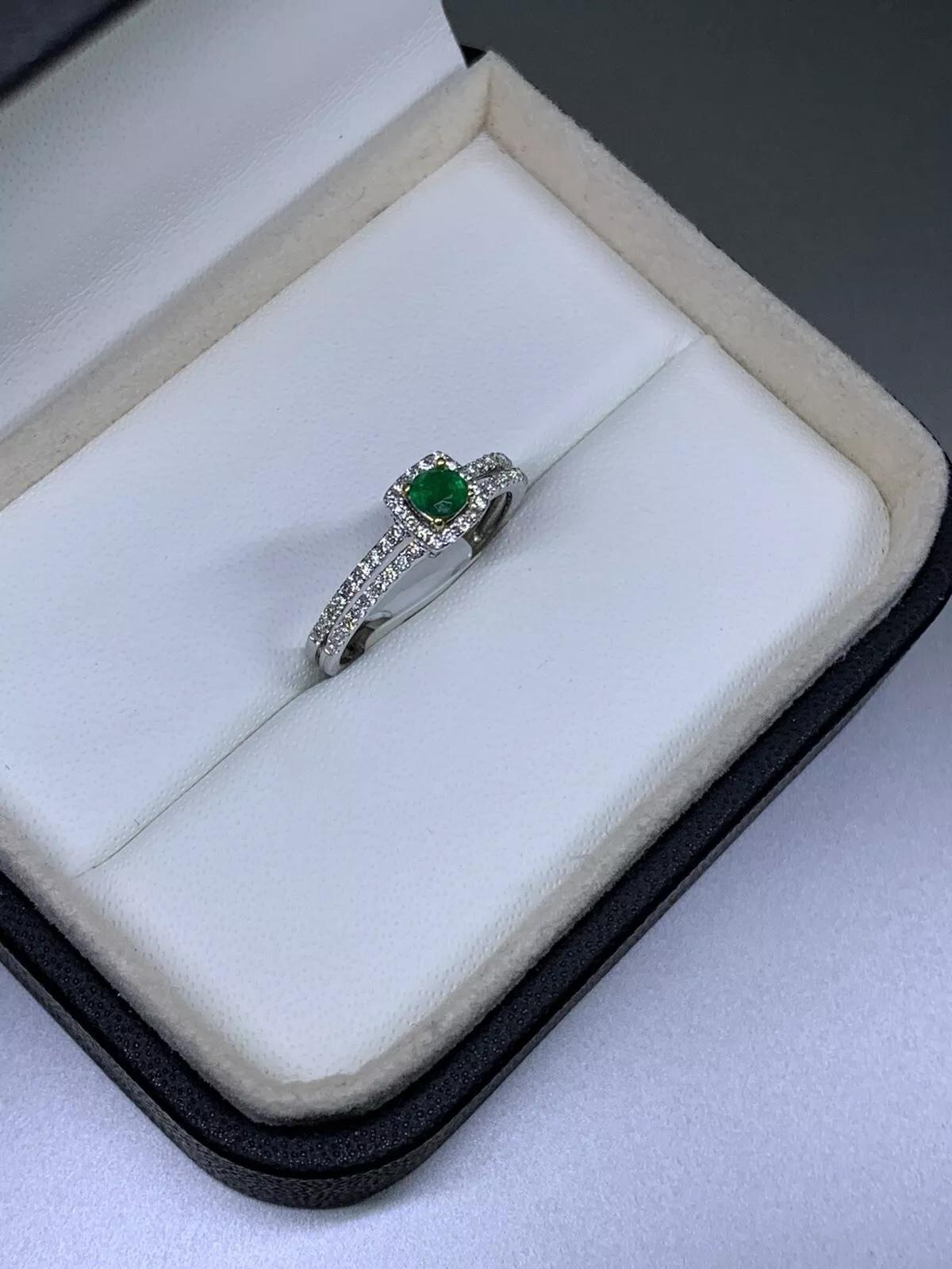 Taille ronde Bague de fiançailles en or blanc 18ct avec émeraude colombienne de 0,50ct et diamant en halo Whiting en vente