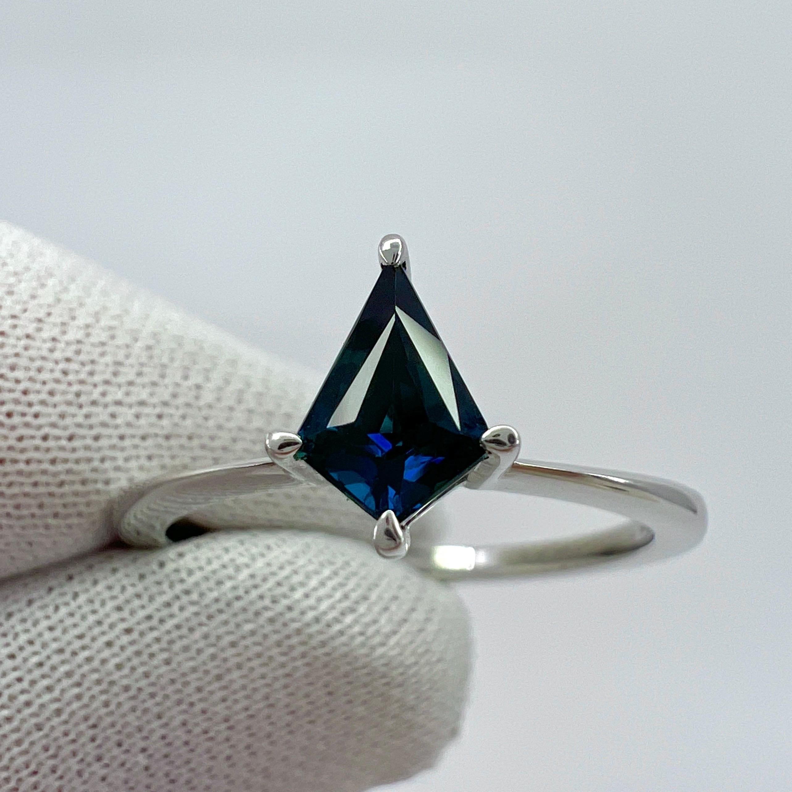 Taille losange Bague solitaire moderne en or blanc 18 carats avec saphir bleu profond de 0,50 carat, taille cerf-volant en vente