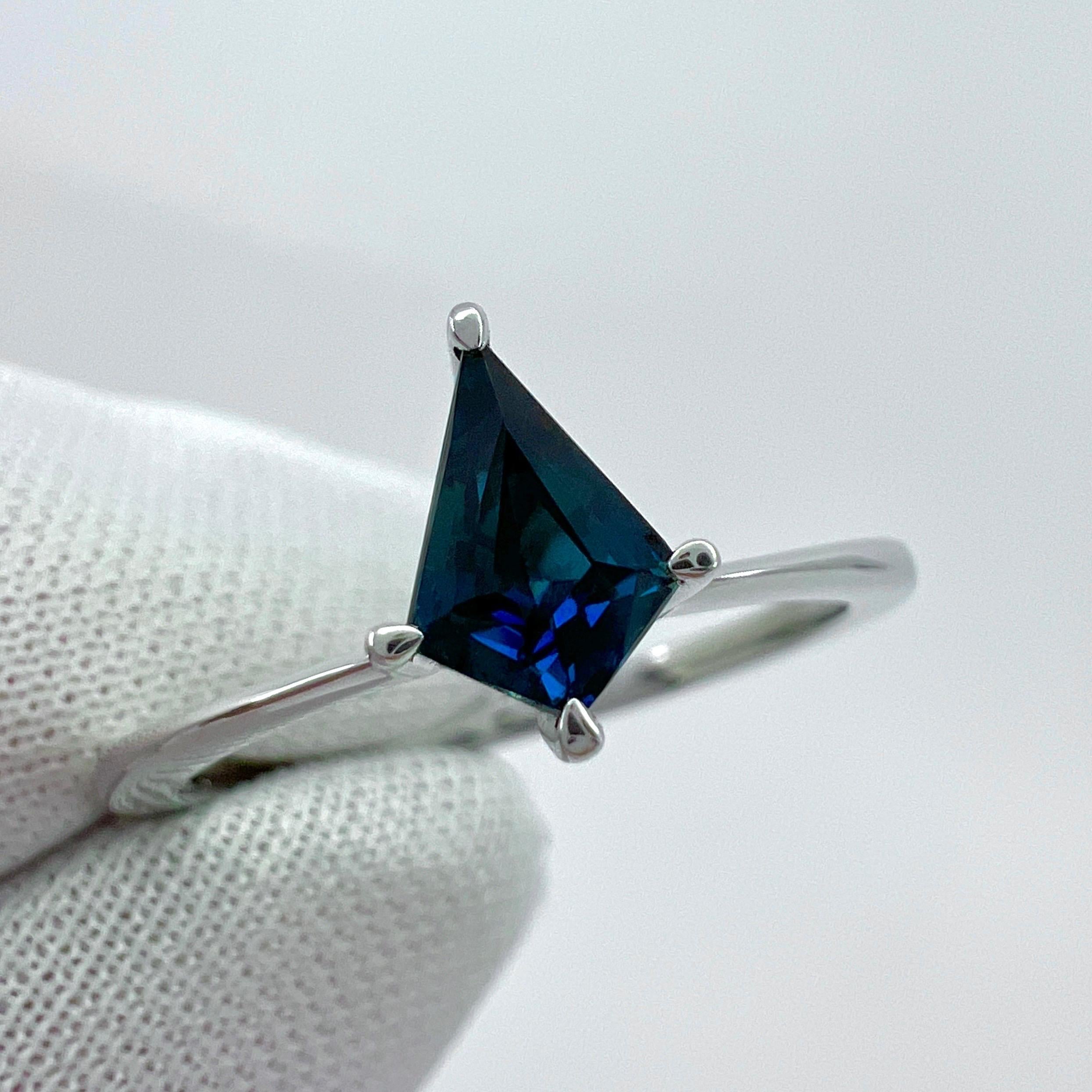  Bague solitaire moderne en or blanc 18 carats avec saphir bleu profond de 0,50 carat, taille cerf-volant Unisexe 