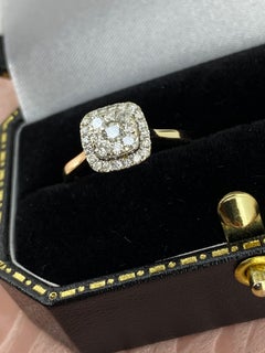 0,50 Karat Diamant-Cluster-Verlobungsring in Kissenform aus 10-karätigem Gold von M. Hill.