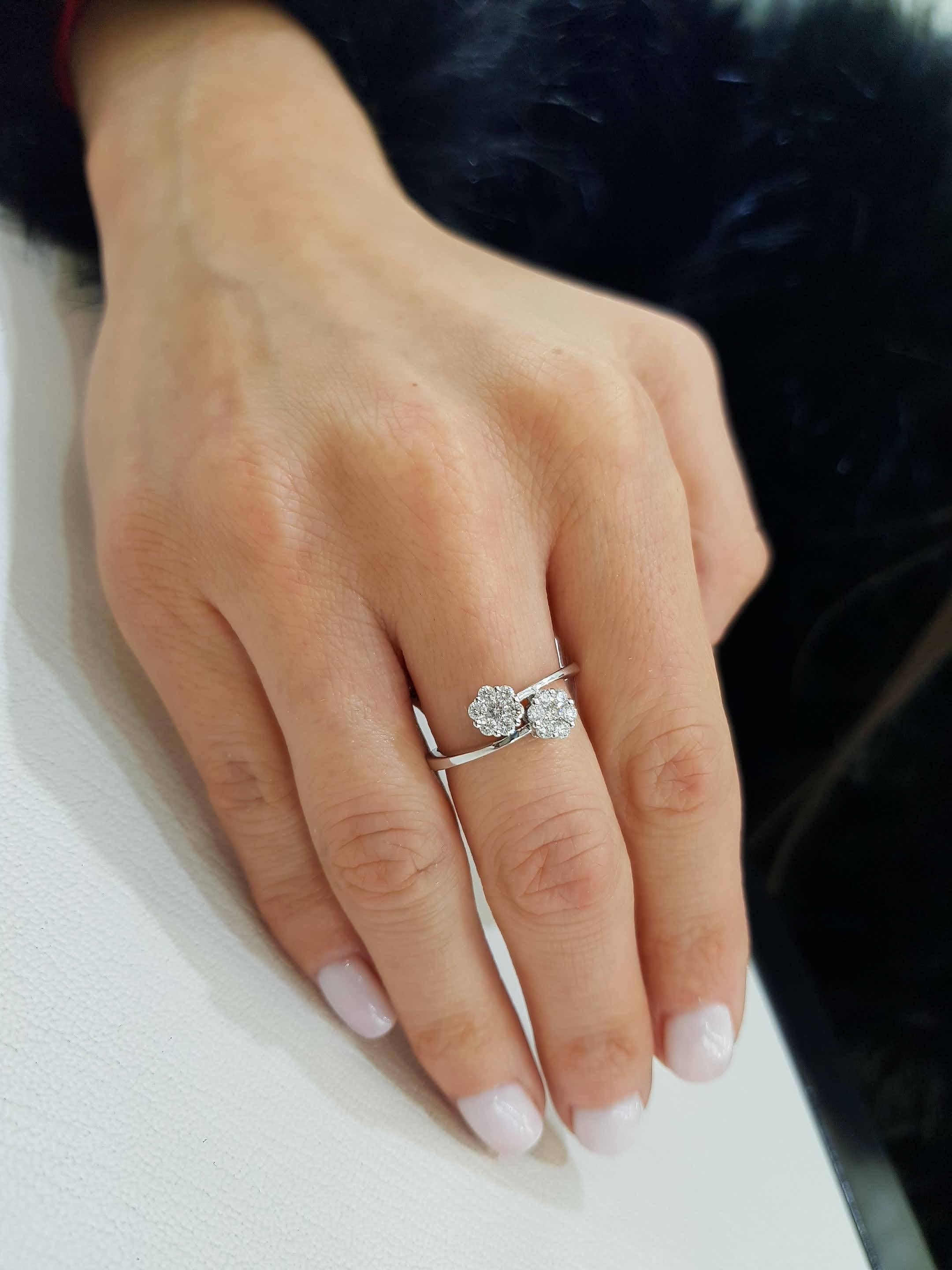 Moderno Anello con diamante rotondo a forma di fiore da 0,50 ct. in oro bianco 18 ct. in vendita