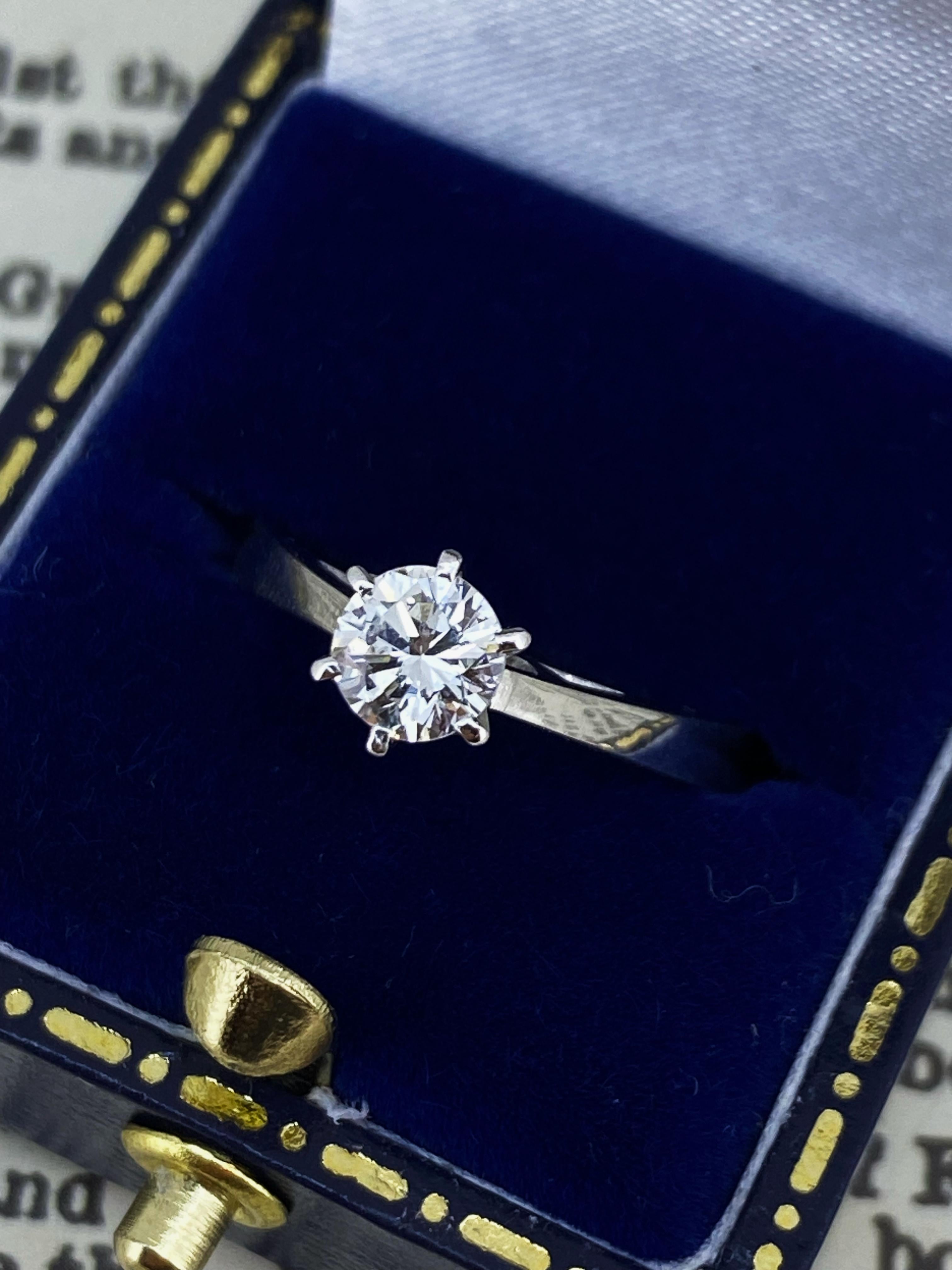Featuring timeless & desirable solitaire design &
top quality materials, 
including the natural Earth-Mined diamond,
this classical retro ring is handmade in 1950’s 

Centrally 6-claw set with Hearts & Arrows
Round Brilliant Cut Diamond
of